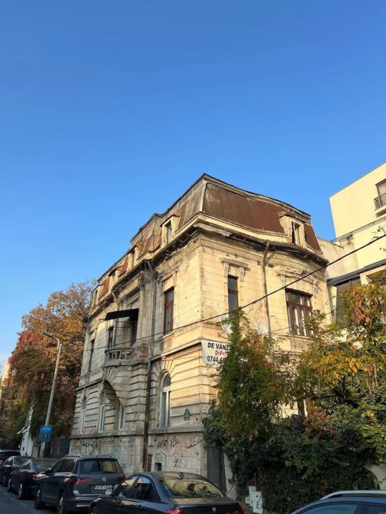 Vila interbelica Victoriei - Vila interbelică deosebită, situată pe strada Ecaterina Teodoroiu, cu proiect depus la primărie pentru reconsolidare, oferă multiple oportunități de dezvoltare. Ideală pentru transformare într-un bloc de locuințe, birou de prestigiu sau clinică modernă, proprietatea este compusă din Demisol + Parter + 2 etaje (D+P+2), oferind spații generoase și un design arhitectural clasic. Documentația este în așteptare pentru reabilitare, făcând din această vilă o investiție promițătoare, cu potențial de valorificare în multiple domenii.