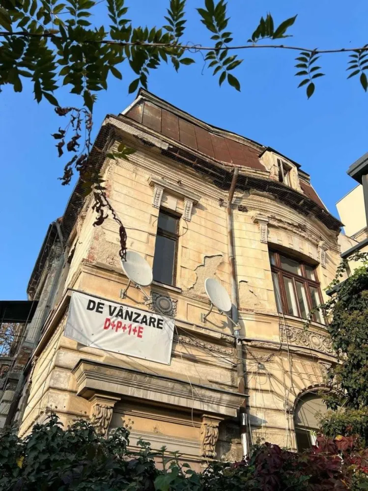 Vila interbelica Victoriei - Vila interbelică deosebită, situată pe strada Ecaterina Teodoroiu, cu proiect depus la primărie pentru reconsolidare, oferă multiple oportunități de dezvoltare. Ideală pentru transformare într-un bloc de locuințe, birou de prestigiu sau clinică modernă, proprietatea este compusă din Demisol + Parter + 2 etaje (D+P+2), oferind spații generoase și un design arhitectural clasic. Documentația este în așteptare pentru reabilitare, făcând din această vilă o investiție promițătoare, cu potențial de valorificare în multiple domenii.