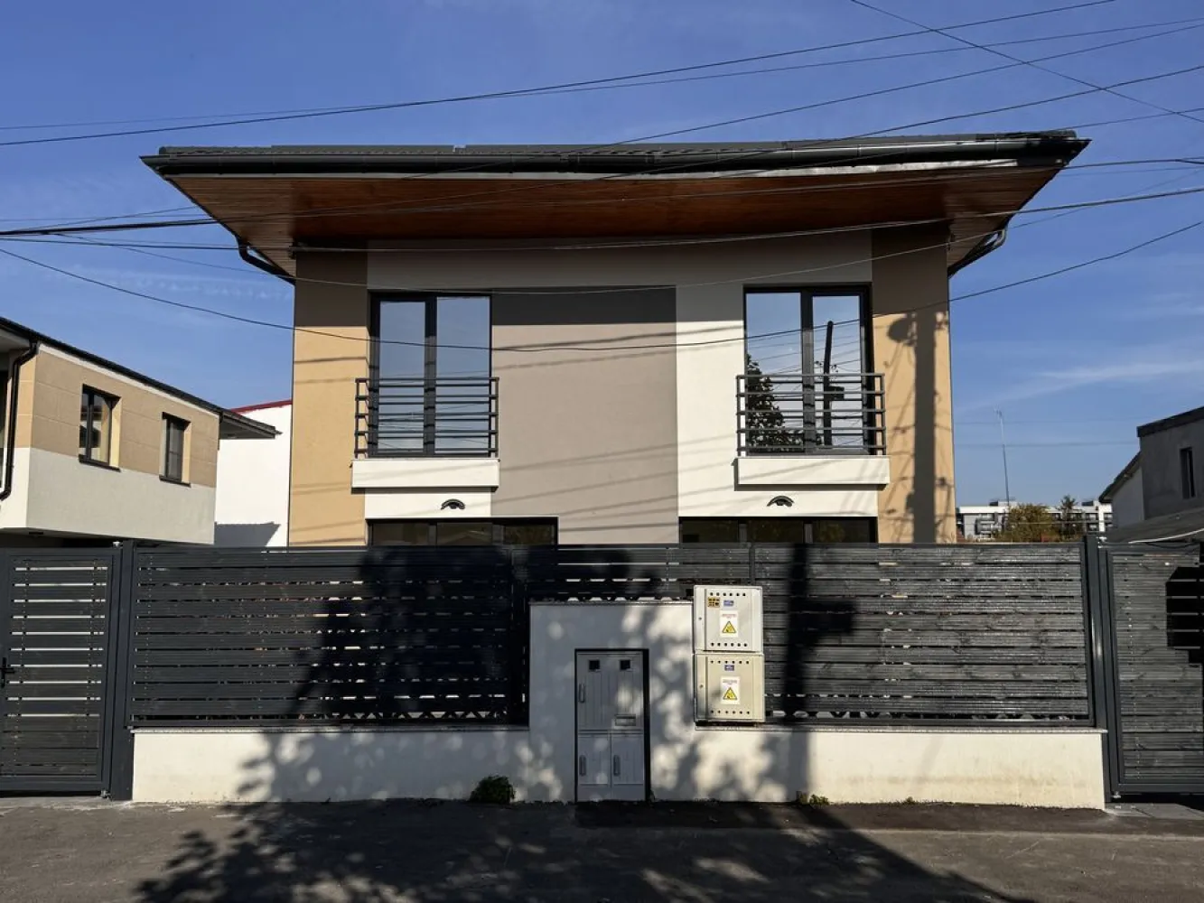 PROPRIETAR Casa Individuala P+1+M Noua la cheie /Doi cocosi Straulesti - Proprietar vând casă individuală duplex 4 camere + pod de depozitare 17mp utili ** Toate actele la zi pentru perfectarea actelor vânzare-cumpărare** CASA CONSTRUITĂ PREMIUM CU CELE MAI BUNE MATERIALE DE CONSTRUCȚIE Casă dispune de 2 locuri de parcare Toate utilitățile la zi , Apă , gaze , electricitate curent triplu trifazic 380 STRUCTURA BETON CARAMIDA POROTHERM ** parter , baie de serviciu ,bucătărie mare luminoasă cu geam mare de aerisire linving mare spațios și luminos cu geamuri mari + acces la terasă exterioară ** Etaj 3 dormitoare + 2 bai mari luminoase cu geamuri mari de aerisire ** pod de depozitare de 17mp utili cu scară retractabilă ** încălzire in pardoseala pe fiecare etaj Romstal **Tamplarie Veka cea mai înaltă calitate ** izolație exterior polistiren Grafitat clasa 1 ** sistem de supraveghere video ** Usi interior Pinum ** prize Gewis ** marmura casa scari cea mai înaltă calitate ** granit interior exterior ** vopsea Kaparol ** tabla exterior viking 0,5 ** gresie faianță Marazzi ** parchet triplu stratificat de 14 Pentru mai multe detalii sunați la nr de tel : 07********18 ** LA 3 minute de mers pe jos Ldl , Kaufland etc... Zona doi cocoși straulesti /Bucuresti noi/ Rog seriozitate! Nu deranjați inutil EXCLUS AGENȚIILE IMOBILIARE , nu deranjați !