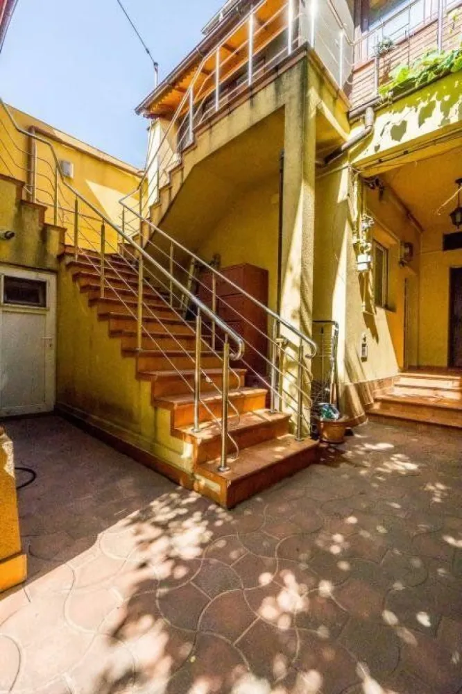 Casa + Corp Comercial - Proprietatea construita din 2 corpuri. Corp rezidential 168 mp desf. , P + 2E + M si un corp comercial 126 mp desf. S+ P + M Adresa corecta este strada Moinesti nr 42 a