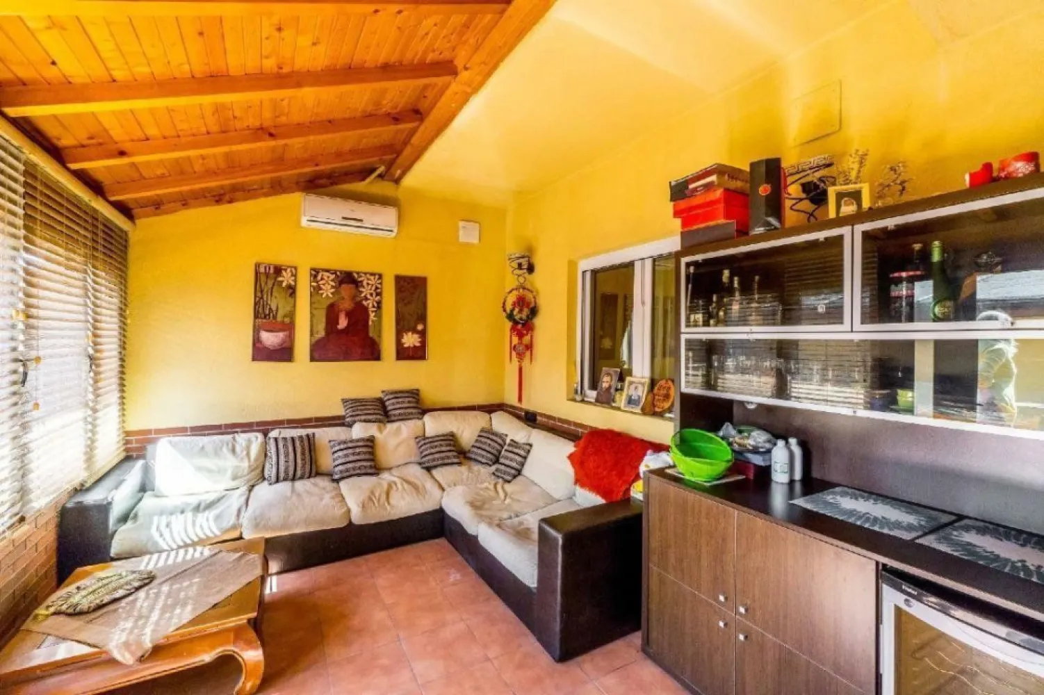 Casa + Corp Comercial - Proprietatea construita din 2 corpuri. Corp rezidential 168 mp desf. , P + 2E + M si un corp comercial 126 mp desf. S+ P + M Adresa corecta este strada Moinesti nr 42 a