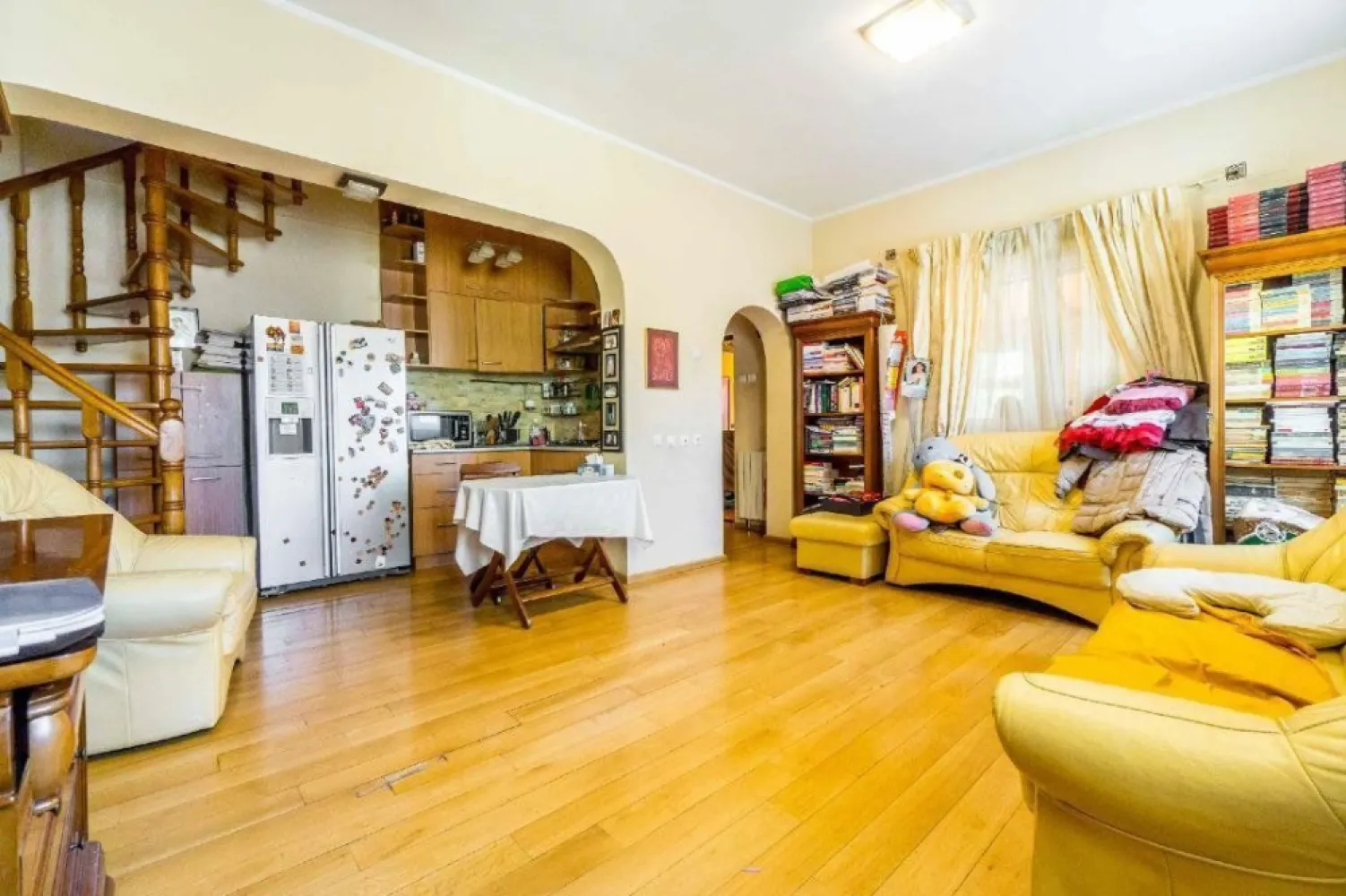 Casa + Corp Comercial - Proprietatea construita din 2 corpuri. Corp rezidential 168 mp desf. , P + 2E + M si un corp comercial 126 mp desf. S+ P + M Adresa corecta este strada Moinesti nr 42 a