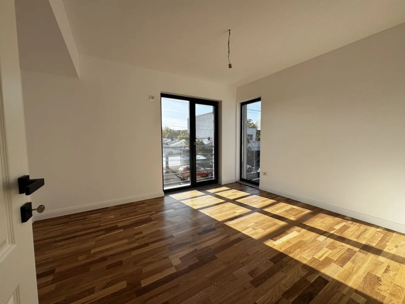 PROPRIETAR Casa Individuala P+1+M Noua la cheie /Doi cocosi Straulesti