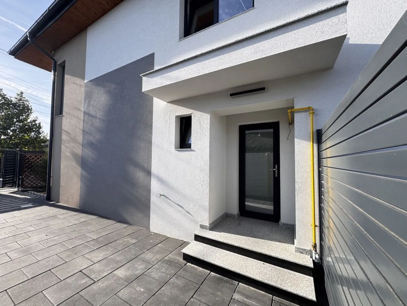PROPRIETAR Casa Individuala P+1+M Noua la cheie /Doi cocosi Straulesti