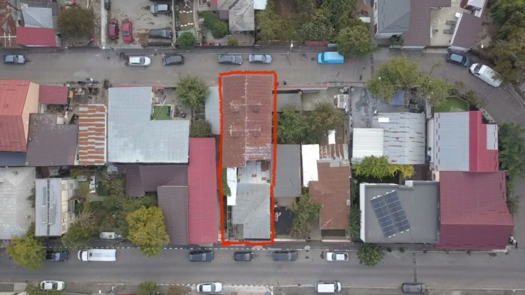 Casă P+1+M, Apărătorii Patriei - Vând doua proprietăți situate în Apărătorii patriei cu întrare din doua străzi. Practic sunt în aceeași curte. Construcția de tip vila este construita în anul 2000 și dispune de următoarele: -Parter -etaj -mansarda La parter regăsiți living, 1 dormitor, bucătărie și baie. La etaj avem 2 dormitoare, Liviu, bucătărie, baie Mansarda este în proporție de 70% finalizata. Living, 2 dormitoare, bucătărie și baie. Suprafata vila construita 375mp. Construcția cealaltă (casa bătrâneasca) are o suprafață teren de 125mp, 70mp construcție. Casa este renovata și dispune de living, 2 dormitoare, bucătărie și baie. Proprietățile sunt situate pe strada trei brazi, nr 18 respectiv intrarea trei brazi, nr. 7, sector 4, București. Pentru orice alte detalii sau întrebări ma puteți contacta oricând.