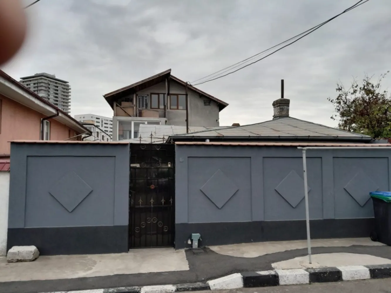 Casă P+1+M, Apărătorii Patriei - Vând doua proprietăți situate în Apărătorii patriei cu întrare din doua străzi. Practic sunt în aceeași curte. Construcția de tip vila este construita în anul 2000 și dispune de următoarele: -Parter -etaj -mansarda La parter regăsiți living, 1 dormitor, bucătărie și baie. La etaj avem 2 dormitoare, Liviu, bucătărie, baie Mansarda este în proporție de 70% finalizata. Living, 2 dormitoare, bucătărie și baie. Suprafata vila construita 375mp. Construcția cealaltă (casa bătrâneasca) are o suprafață teren de 125mp, 70mp construcție. Casa este renovata și dispune de living, 2 dormitoare, bucătărie și baie. Proprietățile sunt situate pe strada trei brazi, nr 18 respectiv intrarea trei brazi, nr. 7, sector 4, București. Pentru orice alte detalii sau întrebări ma puteți contacta oricând.