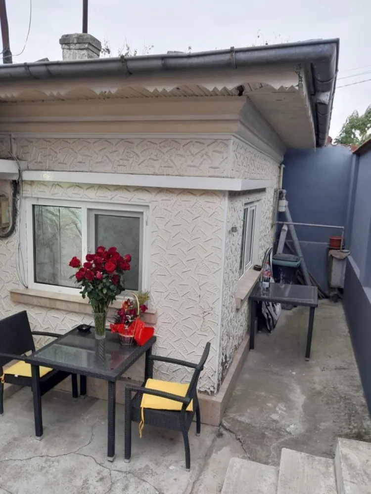 Casă P+1+M, Apărătorii Patriei - Vând doua proprietăți situate în Apărătorii patriei cu întrare din doua străzi. Practic sunt în aceeași curte. Construcția de tip vila este construita în anul 2000 și dispune de următoarele: -Parter -etaj -mansarda La parter regăsiți living, 1 dormitor, bucătărie și baie. La etaj avem 2 dormitoare, Liviu, bucătărie, baie Mansarda este în proporție de 70% finalizata. Living, 2 dormitoare, bucătărie și baie. Suprafata vila construita 375mp. Construcția cealaltă (casa bătrâneasca) are o suprafață teren de 125mp, 70mp construcție. Casa este renovata și dispune de living, 2 dormitoare, bucătărie și baie. Proprietățile sunt situate pe strada trei brazi, nr 18 respectiv intrarea trei brazi, nr. 7, sector 4, București. Pentru orice alte detalii sau întrebări ma puteți contacta oricând.