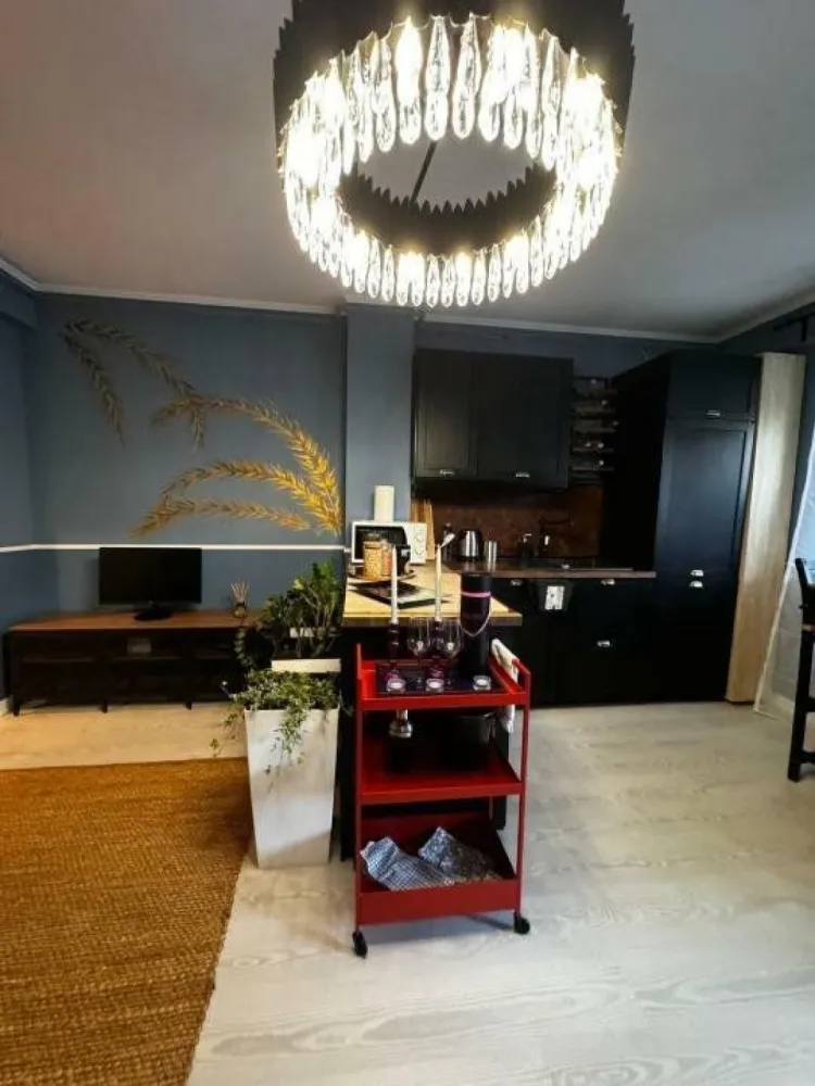 Apartament cu terasa si parcare,ultracentral ,str. Matei Voievod,finisaje de lux - URGENT PLECARE DIN TARA. Apartament de vânzare pe strada Matei Voievod nr. 60-62, o zona linistita si curata, fiind localizat vis-a -vis de UNATC, la 200m de PROTV, la intersectie cu str. Matasari si la 300m de Colegiul National Mihai Viteazul. Blocul a fost finalizat in 2021,iar apartamentul este complet mobilat si dotat, cu terasa proprie pentru relaxare si barbeque, totodata in pretul apartamentului intra si un loc de parcare in parcarea subterana proprie a blocului. Apartamentul se afla la parter inaltat (echivalent etaj 1). Pentru realizarea amenajarii interioare a fost implicata o echipa de designeri, fiind folosite materiale premium pentru realizarea finisajelor.