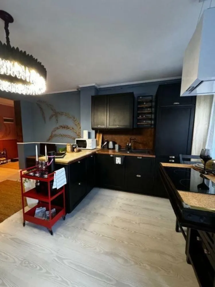 Apartament cu terasa si parcare,ultracentral ,str. Matei Voievod,finisaje de lux - URGENT PLECARE DIN TARA. Apartament de vânzare pe strada Matei Voievod nr. 60-62, o zona linistita si curata, fiind localizat vis-a -vis de UNATC, la 200m de PROTV, la intersectie cu str. Matasari si la 300m de Colegiul National Mihai Viteazul. Blocul a fost finalizat in 2021,iar apartamentul este complet mobilat si dotat, cu terasa proprie pentru relaxare si barbeque, totodata in pretul apartamentului intra si un loc de parcare in parcarea subterana proprie a blocului. Apartamentul se afla la parter inaltat (echivalent etaj 1). Pentru realizarea amenajarii interioare a fost implicata o echipa de designeri, fiind folosite materiale premium pentru realizarea finisajelor.