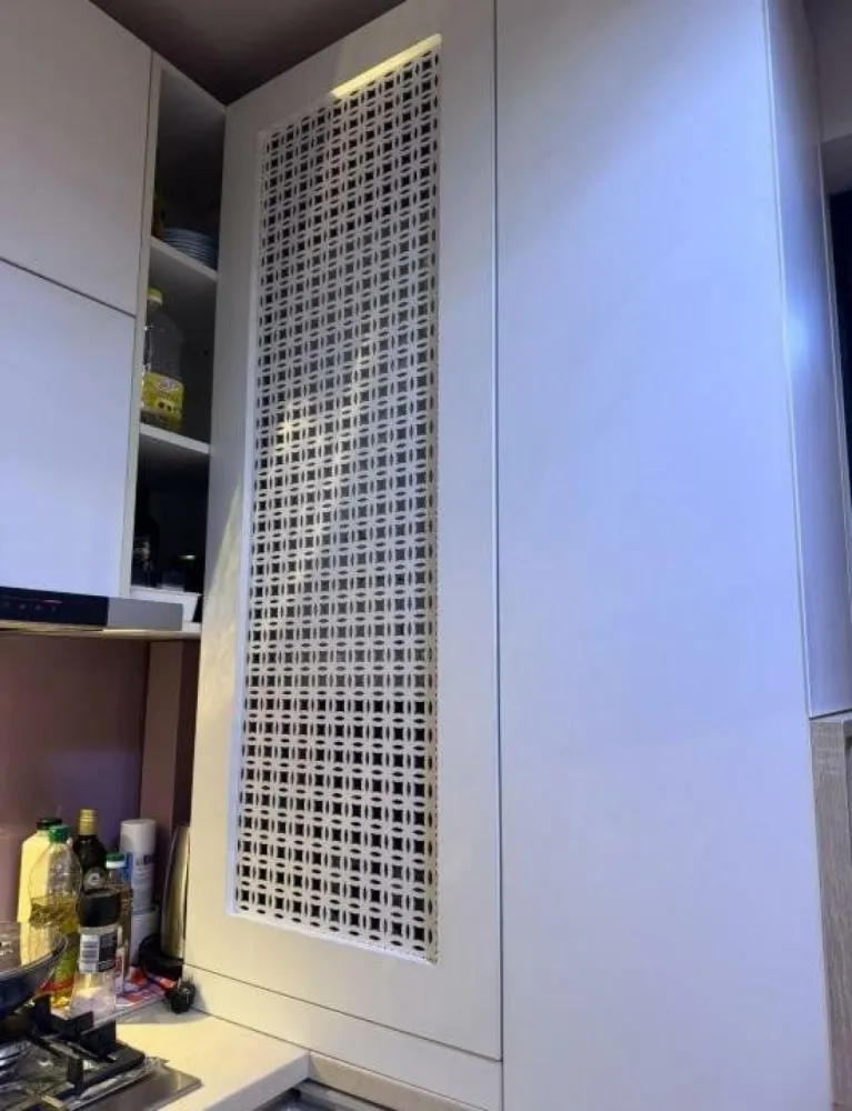 APARTAMENT LA CHEIE 3 CAMERE 2 BAI CURTE PROPRIE PARCARE SUBTERANA SI LIFT - De vanzare apartament cu 3 camere si curte proprie â€“direct proprietar -avand o suprafata utila de 143mp, situat in sectorul 1 Bucuresti, intr-o zona linistita, cu vegetatie maxima, in cartierul Bucurestii Noi . Apartamentul se vinde cu loc de parcare subteran cu o suprafata utila de 17mp. Intrarea in subteran se face prin rampa, care pe timpul iernii este incalzita. Descriere imobil: Apartament cu 3 camere si doua bai decomandat cu o suprafata utila de 77 mp, iar curtea exterioara de 66 mp, situat la parter, intr-un bloc finalizat in 2017, format din 2 nivele,mansarda si parcare subterana. Apartamentul este format dintr-un living, 2 dormitoare dintre care unul matrimonial cu baie proprie cu dus , mobilate si utilate, o bucatarie mobilata si utilata (separata si inchisa si cu iesire pe terasa), un grup sanitar de serviciu. Imobilul are centrala propie pe GAZ, cu calorifere, instalatia electrica pe cupru, instalatia sanitara de inalta calitate, gresie, faianta, parchet din lemn triplustratificat (toate achizitionate de la Delta Studio marca Porcelanosa) dispune de geamuri termopane tripan Salamander care au si plasa tip pliseu. Un lucru foarte important, toate geamurile au rulorui exterioare. Delimitarea dintre living si bucatarie de face printr-un pere din geam cu sistem de deschidere-inchidere marca Dorma .Imobilul se vinde mobilat si utilat complet, mobila fiind toata facuta pe comanda, utilat cu televizoare marca Sony, masina de spalata vase marca Bosch, masina de spalat rufe marca Bosch, plita electrica Bosch , hota Bosch, cuptor electric si cuptor cu microunde Bosch, frigider Bosch, dispune si de aer conditionat marca Daikin,expressor Nespresso- toate intra in pretul de achizitie. Sanitarele bailor sunt marca Dalet , iar bateriile chiuvetelor,cat si bateria dusului sunt marca Kludi.Rigola dusului este marca Geberit. Bucataria are in dotare chiuveta si baterie marca Franke .Contorizarea gazului , curentului electric si a apei este individual . Imobilul mai dispune si de un loc de parcare subteran cu o suprafata de 17mp (de pot pune optional si dulapuri de depozitare). Blocul are termoizolatie exterioara, camere supraveghere din toate unghiurile, cat si subteran. Cladirea figureaza si cu lift .Toate electrocasnicele au clasa A+++ . Apartamentul a fost achizitionat la gri , iar finisajele au fost alese impreuna cu un designer de interior. Este prevazut cu sistem de alarma marca Paradox. Usile au fost achizitionate de la Porta Doors. Apartamentul se afla la o distanta de 5 minute de metroul Bazilescu (de mers pe jos), acces facil la toate supermarket-urile (Lidl, Kaufland, Mega-Image ,Carrefour, inclusiv piata) In apropiere se regasesc: Băneasa Shopping City, Aeroportul Baneasa, Colosseun Mall, Piata Presei Libere