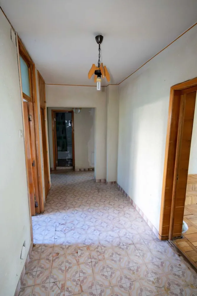 Vand apartament Piata Muncii, Calea Calarasilor, Decebal - Proprietar, vand apartament de 3 camere situat la etajul 3/8. Apartamentul se afla pe Calea calarasilor 244 iar intrarea in bloc se face din Strada Arenei, intre Calea Calarasilor si bulevadrul Decebal. Este situat in apropierea statiei de metrou Piata Muncii si are acces facil la mijloacele de transport in comun si punctele de interes ale zonei. Anul construirii : 1990 Suprafata utila : 72 mp Logie : 5 mp Suprafata totala : 77mp Apartamentul este golit de tot ce inseamna mobilier ( pregatit pentru renovarea dupa bunul gust la viitorului cumparator ). Toate actele la zi. Pret : 184.900 Euro, negociabil Pentru mai multe detalii ( telefon, olx )