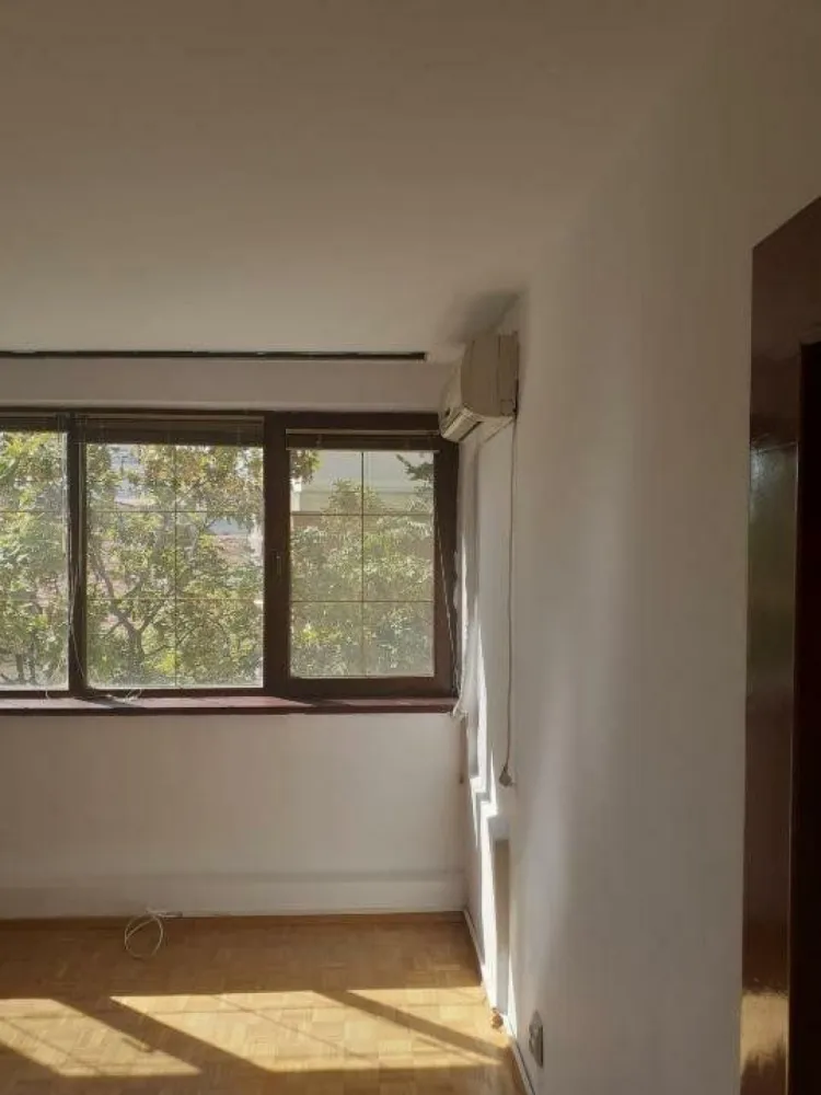 Apartament 3 camere de vanzare pe Bd. Dimitrie Cantemir - Proprietar, vand apartament de 3 camere decomandat, situat pe Bd. Dimitrie Cantemir, în apropierea intersecţiei cu Bd. Marasesti. Blocul nu este încadrat în nici un grad de risc şi este reabilitat termic. Imobilul este stradal, dar apartamentul are vedere din laterala, fiind ferit de zgomotul bulevardului. Camera de zi şi unul din dormitoare sunt spre vest, iar restul locuinţei spre sud. Baia si bucataria au geam mare, astfel ca se poate aerisi foarte bine. Apartamentul este la etajul 3/7. Suprafata utila totala este de 60,42mp, excluzand suprafeţele balcoanelor. Apartamentul are asigurare obligatorie PAD şi certificat energetic clasa A. Apartamentul este recent renovat şi are de asemenea numeroase îmbunătăţiri cum ar fi: centrala termica proprie si hol extins care serveste ca zona de dining. Bucataria este dotata cu centrala termica proprie, plita inox, masina de spalat vase, frigider inox şi mobila de bucatarie executata la comanda. Sufrageria este îmbunătăţită cu izolatie in interior şi contine aparat de aer conditionat. Holul extins este anti-fonat, şi este astfel perfect pentru dining. Usa de intrare este dublata pentru extra siguranta (marca Gardesa) si este de asemenea anti-fonica. Cele doua dormitoare au balcoane închise cu geam termopan. Imobilul este la aproximativ 10 şi 3 minute de staţia de metrou Unirii şi Tineretului, precum şi de parcurile Tineretului şi Carol. În apropiere se afla Scoala Generala 79, C.N. Ion Creanga, C.N. Sincai. Pentru detalii sau vizionari va stăm cu drag la dispoziţie la nr de telefon: .