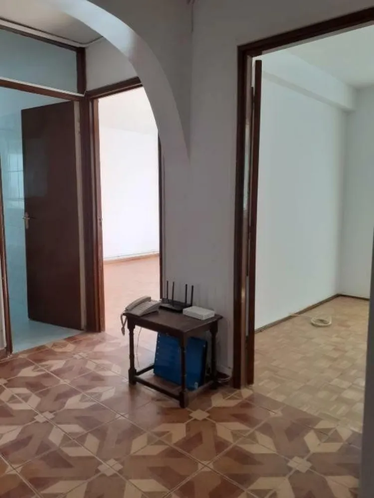 Apartament 3 camere de vanzare pe Bd. Dimitrie Cantemir - Proprietar, vand apartament de 3 camere decomandat, situat pe Bd. Dimitrie Cantemir, în apropierea intersecţiei cu Bd. Marasesti. Blocul nu este încadrat în nici un grad de risc şi este reabilitat termic. Imobilul este stradal, dar apartamentul are vedere din laterala, fiind ferit de zgomotul bulevardului. Camera de zi şi unul din dormitoare sunt spre vest, iar restul locuinţei spre sud. Baia si bucataria au geam mare, astfel ca se poate aerisi foarte bine. Apartamentul este la etajul 3/7. Suprafata utila totala este de 60,42mp, excluzand suprafeţele balcoanelor. Apartamentul are asigurare obligatorie PAD şi certificat energetic clasa A. Apartamentul este recent renovat şi are de asemenea numeroase îmbunătăţiri cum ar fi: centrala termica proprie si hol extins care serveste ca zona de dining. Bucataria este dotata cu centrala termica proprie, plita inox, masina de spalat vase, frigider inox şi mobila de bucatarie executata la comanda. Sufrageria este îmbunătăţită cu izolatie in interior şi contine aparat de aer conditionat. Holul extins este anti-fonat, şi este astfel perfect pentru dining. Usa de intrare este dublata pentru extra siguranta (marca Gardesa) si este de asemenea anti-fonica. Cele doua dormitoare au balcoane închise cu geam termopan. Imobilul este la aproximativ 10 şi 3 minute de staţia de metrou Unirii şi Tineretului, precum şi de parcurile Tineretului şi Carol. În apropiere se afla Scoala Generala 79, C.N. Ion Creanga, C.N. Sincai. Pentru detalii sau vizionari va stăm cu drag la dispoziţie la nr de telefon: .