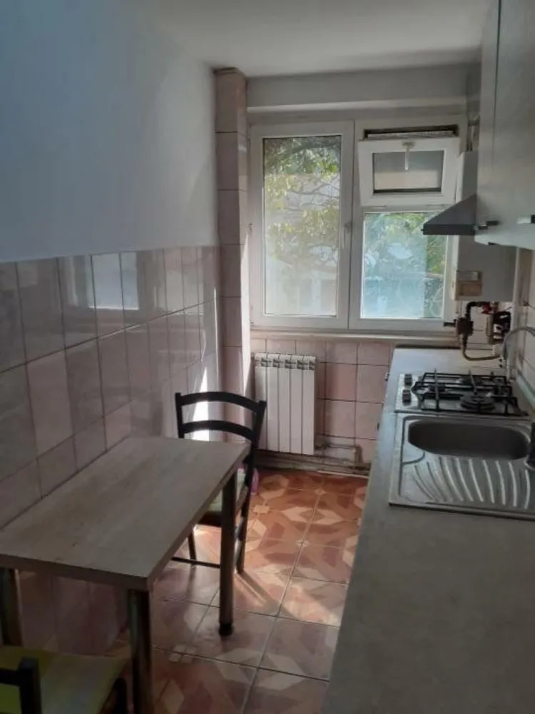 Apartament 3 camere de vanzare pe Bd. Dimitrie Cantemir - Proprietar, vand apartament de 3 camere decomandat, situat pe Bd. Dimitrie Cantemir, în apropierea intersecţiei cu Bd. Marasesti. Blocul nu este încadrat în nici un grad de risc şi este reabilitat termic. Imobilul este stradal, dar apartamentul are vedere din laterala, fiind ferit de zgomotul bulevardului. Camera de zi şi unul din dormitoare sunt spre vest, iar restul locuinţei spre sud. Baia si bucataria au geam mare, astfel ca se poate aerisi foarte bine. Apartamentul este la etajul 3/7. Suprafata utila totala este de 60,42mp, excluzand suprafeţele balcoanelor. Apartamentul are asigurare obligatorie PAD şi certificat energetic clasa A. Apartamentul este recent renovat şi are de asemenea numeroase îmbunătăţiri cum ar fi: centrala termica proprie si hol extins care serveste ca zona de dining. Bucataria este dotata cu centrala termica proprie, plita inox, masina de spalat vase, frigider inox şi mobila de bucatarie executata la comanda. Sufrageria este îmbunătăţită cu izolatie in interior şi contine aparat de aer conditionat. Holul extins este anti-fonat, şi este astfel perfect pentru dining. Usa de intrare este dublata pentru extra siguranta (marca Gardesa) si este de asemenea anti-fonica. Cele doua dormitoare au balcoane închise cu geam termopan. Imobilul este la aproximativ 10 şi 3 minute de staţia de metrou Unirii şi Tineretului, precum şi de parcurile Tineretului şi Carol. În apropiere se afla Scoala Generala 79, C.N. Ion Creanga, C.N. Sincai. Pentru detalii sau vizionari va stăm cu drag la dispoziţie la nr de telefon: .