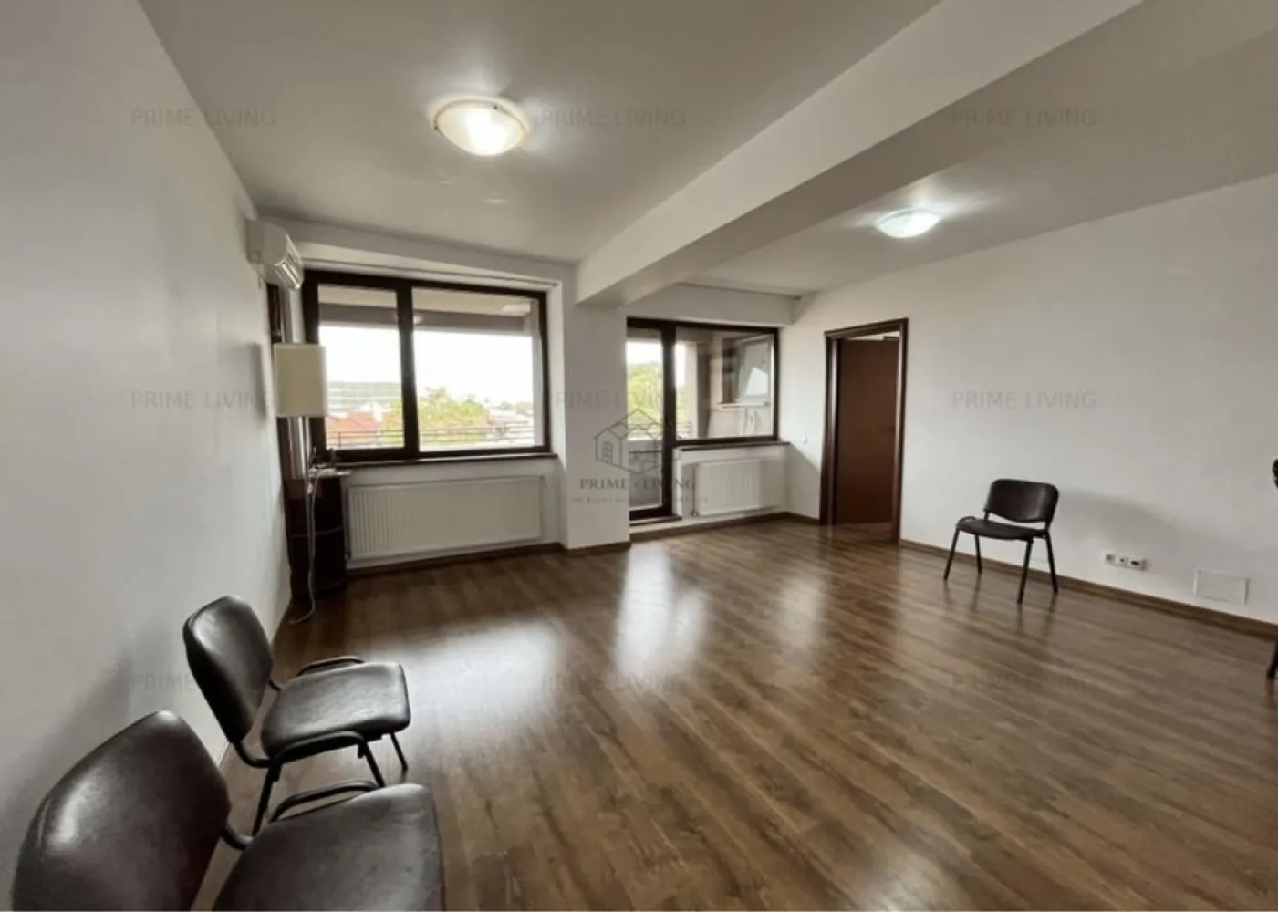 Unirii Tineretului Parc Carol - Comision 0% pentru cumparator. Agentie imobiliara AllHouse vinde in exclusivitate apartament 3 camere semidecomandat. Living openspace cu bucataria. 1 Dormitor matrimonial cu baie proprie. 1 Dormitor cu baie separat. 2 Holuri. 1 Balcon tip logie de 7 mp. Imobil din 2008 tip boutique cu 18 apartamente. Etaj 3/5 cu lift. Vedere catre Parcul Carol. Loc de parcare in subteran inclus in pret. Pret fix!