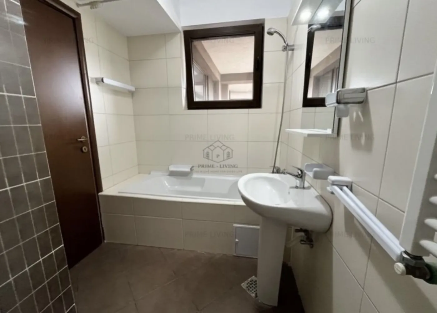 Unirii Tineretului Parc Carol - Comision 0% pentru cumparator. Agentie imobiliara AllHouse vinde in exclusivitate apartament 3 camere semidecomandat. Living openspace cu bucataria. 1 Dormitor matrimonial cu baie proprie. 1 Dormitor cu baie separat. 2 Holuri. 1 Balcon tip logie de 7 mp. Imobil din 2008 tip boutique cu 18 apartamente. Etaj 3/5 cu lift. Vedere catre Parcul Carol. Loc de parcare in subteran inclus in pret. Pret fix!