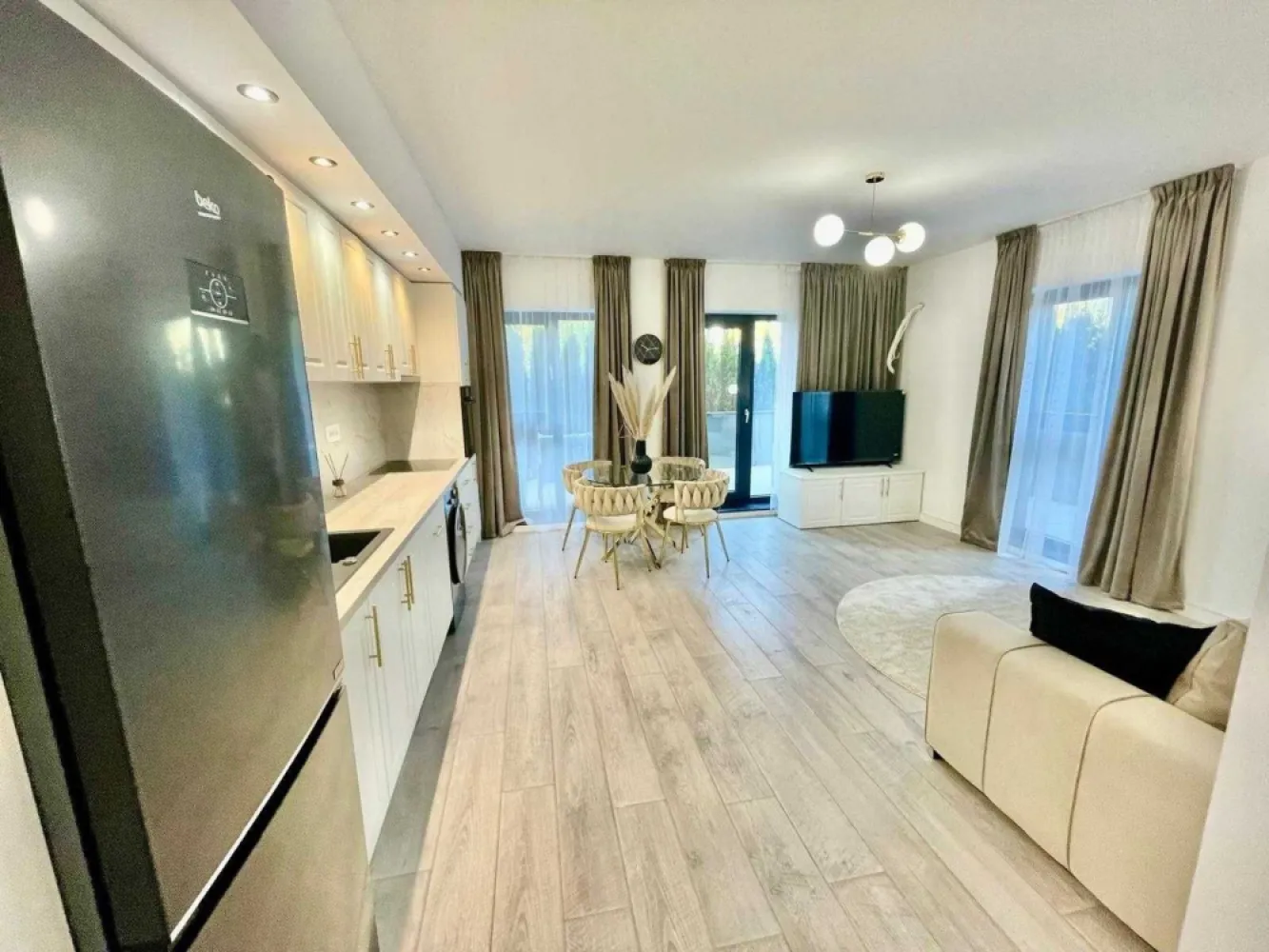 Proprietar 3 camere+gradina mobilat si utilat 1 Mai Domenii Herastrau - Direct proprietar, vand apartament nou, cu 3 camere, decomandat, situat in complexul rezidential Parcului20, blocul 2, parter. Locatia este excelenta, intr-o zona linistita, plina de verdeata si inconjurata de case, la cateva minute de parcul Agronomiei. Viitoarea statie de metrou Pajura este situata la 5 minute de mers pe jos. Complexul Parcului 20, este un proiect finalizat in anul trecut, dupa cele mai noi standarde de constructie in domeniu: faţada izolată cu vată minerală bazaltică şi placată parţial cu ALUCOBOND, tâmplăria SALAMANDER cu 6 camere şi cu sticlă Saint Gobain tripan, sistemul de încălzire în pardoseală REHAU, sistem supraveghere video, videointerfon, agent de paza permanent. Complexul Parcului 20 beneficiaza de parc privat de 3.000 mp, care include arbori, plante perene si zone de relaxare. Apartamentul este nou, constructie 2023, situat la parter si beneficiaza de o gradina superba de 40 mp plina de verdeata. Are o suprafata utila de 60mp si o suprafata totala de 100mp. Este impartit in: hol intrare, living+bucatarie, dormitor matrimonial, dormitor, 2 bai si gradina Apartamentul se vinde mobilat si utilat complet, exact ca in fotografii, cu finisaje, mobilier si electrocasnice de calitate superioara. Beneficiaza de dotari premium precum: pat dublu matrimonial, pat simplu cu lada de depozitare, canapea extensibila, dressinguri spatioase, combina frigorifica Beko, cuptor si plita electrice Gorenje, chiuveta granit compozit, masina de spalat cu uscator Beko, masina de spalat vase Gorenje, televizor LED Smart Hisense, diagonala 150cm, set mobilier terasa, diverse decoratiuni, etc. Pret: 170.000 Eur+TVA