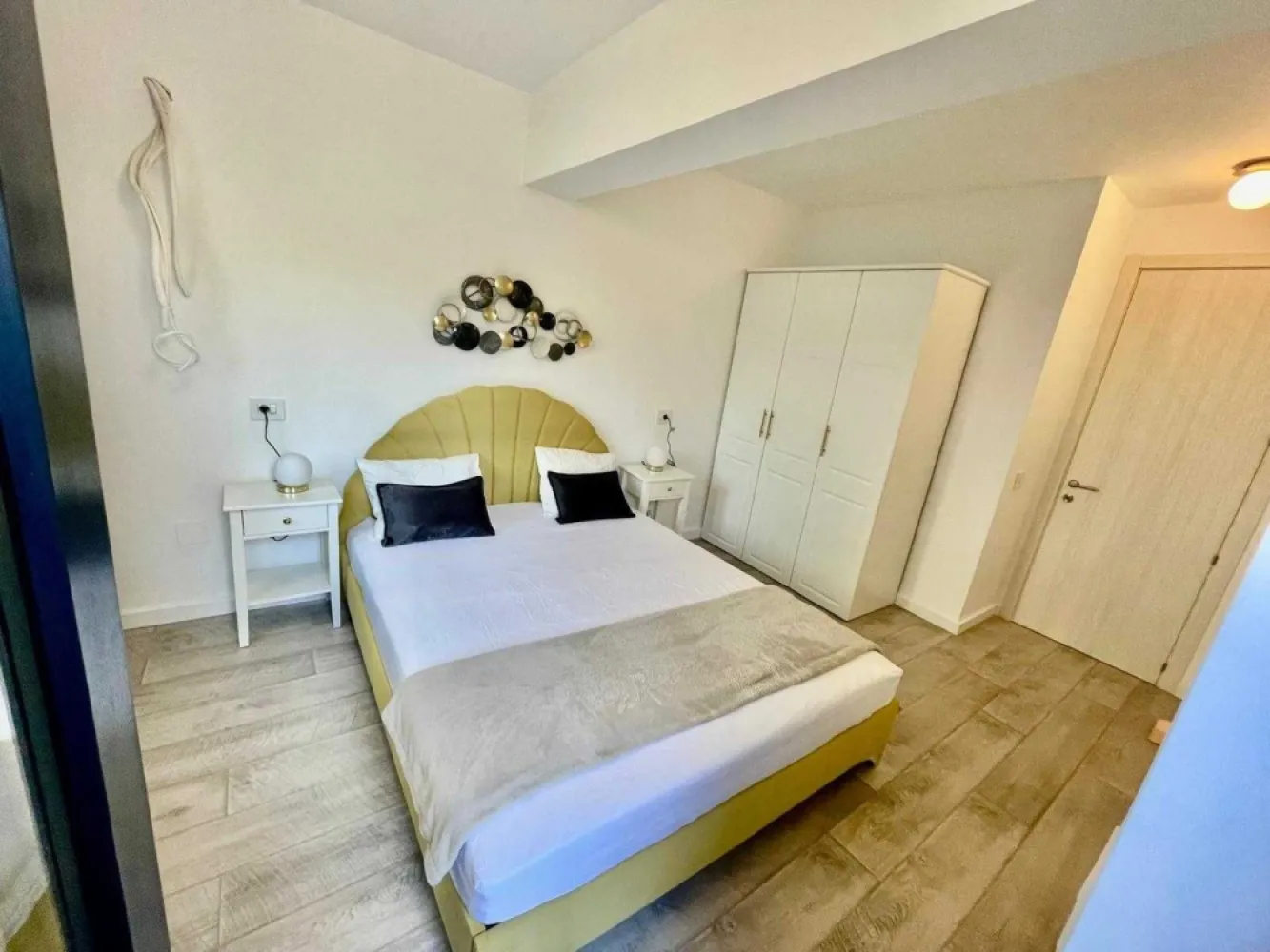 Proprietar 3 camere+gradina mobilat si utilat 1 Mai Domenii Herastrau - Direct proprietar, vand apartament nou, cu 3 camere, decomandat, situat in complexul rezidential Parcului20, blocul 2, parter. Locatia este excelenta, intr-o zona linistita, plina de verdeata si inconjurata de case, la cateva minute de parcul Agronomiei. Viitoarea statie de metrou Pajura este situata la 5 minute de mers pe jos. Complexul Parcului 20, este un proiect finalizat in anul trecut, dupa cele mai noi standarde de constructie in domeniu: faţada izolată cu vată minerală bazaltică şi placată parţial cu ALUCOBOND, tâmplăria SALAMANDER cu 6 camere şi cu sticlă Saint Gobain tripan, sistemul de încălzire în pardoseală REHAU, sistem supraveghere video, videointerfon, agent de paza permanent. Complexul Parcului 20 beneficiaza de parc privat de 3.000 mp, care include arbori, plante perene si zone de relaxare. Apartamentul este nou, constructie 2023, situat la parter si beneficiaza de o gradina superba de 40 mp plina de verdeata. Are o suprafata utila de 60mp si o suprafata totala de 100mp. Este impartit in: hol intrare, living+bucatarie, dormitor matrimonial, dormitor, 2 bai si gradina Apartamentul se vinde mobilat si utilat complet, exact ca in fotografii, cu finisaje, mobilier si electrocasnice de calitate superioara. Beneficiaza de dotari premium precum: pat dublu matrimonial, pat simplu cu lada de depozitare, canapea extensibila, dressinguri spatioase, combina frigorifica Beko, cuptor si plita electrice Gorenje, chiuveta granit compozit, masina de spalat cu uscator Beko, masina de spalat vase Gorenje, televizor LED Smart Hisense, diagonala 150cm, set mobilier terasa, diverse decoratiuni, etc. Pret: 170.000 Eur+TVA