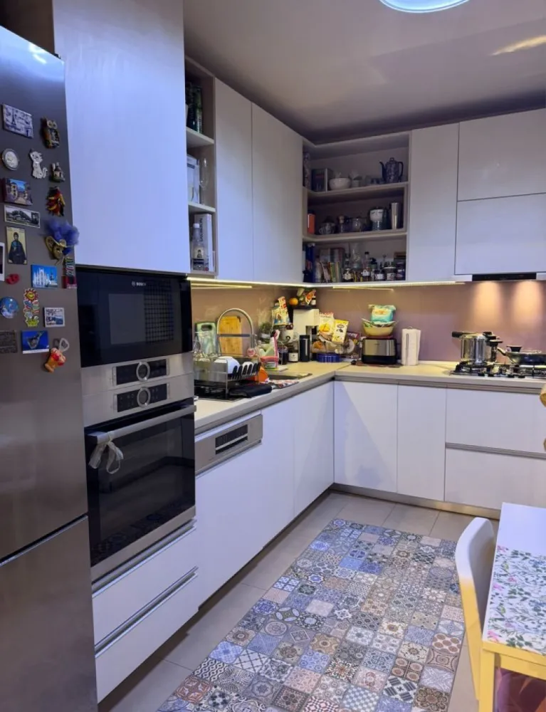 Apartament la cheie 3 camere 2bai curte proprie parcare subterana lift - De vanzare apartament cu 3 camere si curte proprie –direct proprietar -avand o suprafata utila de 143mp, situat in sectorul 1 Bucuresti, intr-o zona linistita, cu vegetatie maxima, in cartierul Bucurestii Noi . Apartamentul se vinde cu loc de parcare subteran cu o suprafata utila de 17mp. Intrarea in subteran se face prin rampa, care pe timpul iernii este incalzita. Descriere imobil: Apartament cu 3 camere si doua bai decomandat cu o suprafata utila de 77 mp, iar curtea exterioara de 66 mp, situat la parter, intr-un bloc finalizat in 2017, format din 2 nivele,mansarda si parcare subterana. Apartamentul este format dintr-un living, 2 dormitoare dintre care unul matrimonial cu baie proprie cu dus , mobilate si utilate, o bucatarie mobilata si utilata (separata si inchisa si cu iesire pe terasa), un grup sanitar de serviciu. Imobilul are centrala propie pe GAZ, cu calorifere, instalatia electrica pe cupru, instalatia sanitara de inalta calitate, gresie, faianta, parchet din lemn triplustratificat (toate achizitionate de la Delta Studio marca Porcelanosa) dispune de geamuri termopane tripan Salamander care au si plasa tip pliseu. Un lucru foarte important, toate geamurile au rulorui exterioare. Delimitarea dintre living si bucatarie de face printr-un pere din geam cu sistem de deschidere-inchidere marca Dorma .Imobilul se vinde mobilat si utilat complet, mobila fiind toata facuta pe comanda, utilat cu televizoare marca Sony, masina de spalata vase marca Bosch, masina de spalat rufe marca Bosch, plita electrica Bosch , hota Bosch, cuptor electric si cuptor cu microunde Bosch, frigider Bosch, dispune si de aer conditionat marca Daikin,expressor Nespresso- toate intra in pretul de achizitie. Sanitarele bailor sunt marca Dalet , iar bateriile chiuvetelor,cat si bateria dusului sunt marca Kludi.Rigola dusului este marca Geberit. Bucataria are in dotare chiuveta si baterie marca Franke .Contorizarea gazului , curentului electric si a apei este individual . Imobilul mai dispune si de un loc de parcare subteran cu o suprafata de 17mp (de pot pune optional si dulapuri de depozitare). Blocul are termoizolatie exterioara, camere supraveghere din toate unghiurile, cat si subteran. Cladirea figureaza si cu lift .Toate electrocasnicele au clasa A+++ . Apartamentul a fost achizitionat la gri , iar finisajele au fost alese impreuna cu un designer de interior. Este prevazut cu sistem de alarma marca Paradox. Usile au fost achizitionate de la Porta Doors. Apartamentul se afla la o distanta de 5 minute de metroul Bazilescu (de mers pe jos), acces facil la toate supermarket-urile (Lidl, Kaufland, Mega-Image ,Carrefour, inclusiv piata) In apropiere se regasesc: Băneasa Shopping City, Aeroportul Baneasa, Colosseun Mall, Piata Presei Libere
