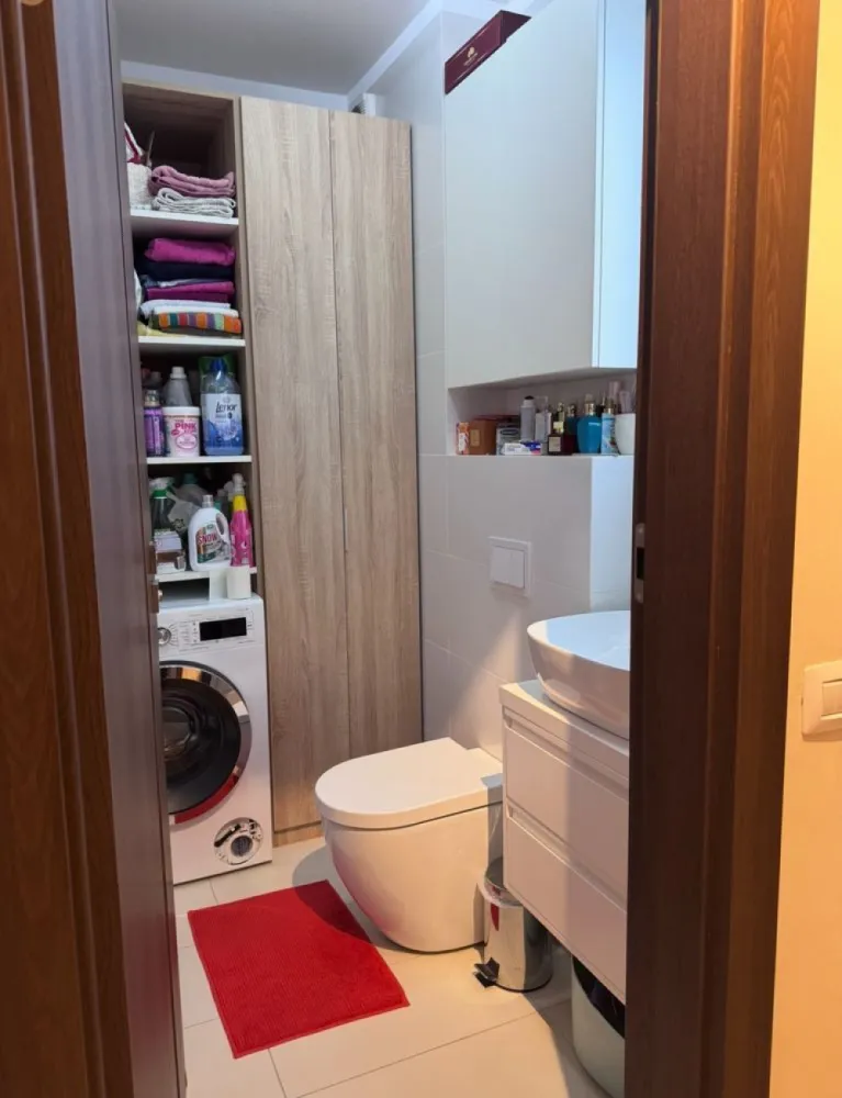 Apartament la cheie 3 camere 2bai curte proprie parcare subterana lift - De vanzare apartament cu 3 camere si curte proprie –direct proprietar -avand o suprafata utila de 143mp, situat in sectorul 1 Bucuresti, intr-o zona linistita, cu vegetatie maxima, in cartierul Bucurestii Noi . Apartamentul se vinde cu loc de parcare subteran cu o suprafata utila de 17mp. Intrarea in subteran se face prin rampa, care pe timpul iernii este incalzita. Descriere imobil: Apartament cu 3 camere si doua bai decomandat cu o suprafata utila de 77 mp, iar curtea exterioara de 66 mp, situat la parter, intr-un bloc finalizat in 2017, format din 2 nivele,mansarda si parcare subterana. Apartamentul este format dintr-un living, 2 dormitoare dintre care unul matrimonial cu baie proprie cu dus , mobilate si utilate, o bucatarie mobilata si utilata (separata si inchisa si cu iesire pe terasa), un grup sanitar de serviciu. Imobilul are centrala propie pe GAZ, cu calorifere, instalatia electrica pe cupru, instalatia sanitara de inalta calitate, gresie, faianta, parchet din lemn triplustratificat (toate achizitionate de la Delta Studio marca Porcelanosa) dispune de geamuri termopane tripan Salamander care au si plasa tip pliseu. Un lucru foarte important, toate geamurile au rulorui exterioare. Delimitarea dintre living si bucatarie de face printr-un pere din geam cu sistem de deschidere-inchidere marca Dorma .Imobilul se vinde mobilat si utilat complet, mobila fiind toata facuta pe comanda, utilat cu televizoare marca Sony, masina de spalata vase marca Bosch, masina de spalat rufe marca Bosch, plita electrica Bosch , hota Bosch, cuptor electric si cuptor cu microunde Bosch, frigider Bosch, dispune si de aer conditionat marca Daikin,expressor Nespresso- toate intra in pretul de achizitie. Sanitarele bailor sunt marca Dalet , iar bateriile chiuvetelor,cat si bateria dusului sunt marca Kludi.Rigola dusului este marca Geberit. Bucataria are in dotare chiuveta si baterie marca Franke .Contorizarea gazului , curentului electric si a apei este individual . Imobilul mai dispune si de un loc de parcare subteran cu o suprafata de 17mp (de pot pune optional si dulapuri de depozitare). Blocul are termoizolatie exterioara, camere supraveghere din toate unghiurile, cat si subteran. Cladirea figureaza si cu lift .Toate electrocasnicele au clasa A+++ . Apartamentul a fost achizitionat la gri , iar finisajele au fost alese impreuna cu un designer de interior. Este prevazut cu sistem de alarma marca Paradox. Usile au fost achizitionate de la Porta Doors. Apartamentul se afla la o distanta de 5 minute de metroul Bazilescu (de mers pe jos), acces facil la toate supermarket-urile (Lidl, Kaufland, Mega-Image ,Carrefour, inclusiv piata) In apropiere se regasesc: Băneasa Shopping City, Aeroportul Baneasa, Colosseun Mall, Piata Presei Libere
