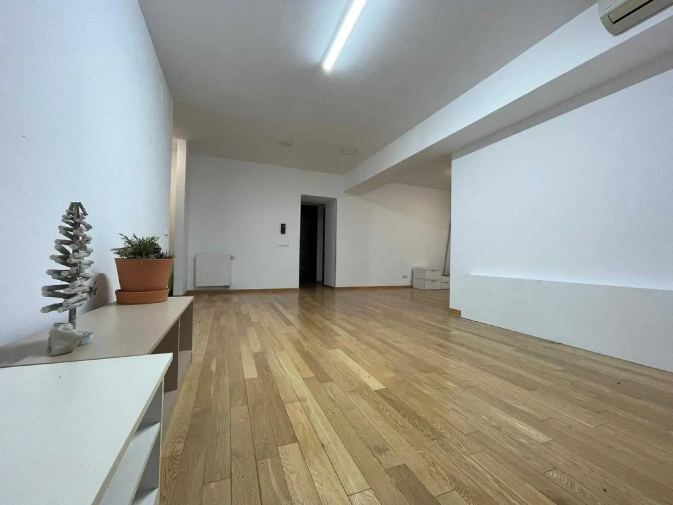 Oportunitate: Pipera Upground- 3 camere - Salut! Daca citesti acest anunt este foarte posibil sa fi gasit ceea ce cauti: un apartament spatios (119 mp), intr-un complex modern din Pipera (Upground) in care se pune mult acces pe siguranta, cu acces rapid la mijloace de transport în comun (statia de metrou Pipera e la 5 minute de mers pe jos daca nu te grabesti), cu sala de sport (WorldClass cu piscina interioara si spa) , MegaImage, gradinita, restaurante, cafenele, farmacie, curatatorie si nelipsitele sucursale bancare la iesirea din scara blocului. Pentru miscare si aer liber lacul Floreasca si lacul Tei sunt tot la cateva minute de mers pe jos. De nevoie sau cu chef poti ajunge la Mall Promenda in 20 de minute, tot pe jos. Cum pozele sunt mai relevante decat cuvintele, compatimentare, dotarile si calitatea ar trebuie sa reiasa de acolo. Suna interesant? Eu cred ca da! La fel cum cred ca pretul oferit este cel putin atractiv (se poate compara usor cu alte oferte). Asa ca astept sa ma contactezi pentru a-l vedea sau daca mi-au scapat detalii de care ai nevoie! Inca ceva: nu colaborez cu agentii iar prețul este fix. Asa ca astept sa ma contactezi pentru a-l vedea sau daca mi-au scapat detalii de care ai nevoie. Daca dorești, este disponibil si un loc de parcare in garajul subteran, la un prețul de 18.000 euro Multumesc!