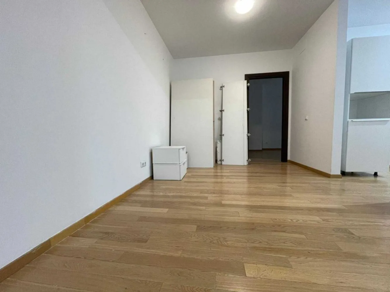 Oportunitate: Pipera Upground- 3 camere - Salut! Daca citesti acest anunt este foarte posibil sa fi gasit ceea ce cauti: un apartament spatios (119 mp), intr-un complex modern din Pipera (Upground) in care se pune mult acces pe siguranta, cu acces rapid la mijloace de transport în comun (statia de metrou Pipera e la 5 minute de mers pe jos daca nu te grabesti), cu sala de sport (WorldClass cu piscina interioara si spa) , MegaImage, gradinita, restaurante, cafenele, farmacie, curatatorie si nelipsitele sucursale bancare la iesirea din scara blocului. Pentru miscare si aer liber lacul Floreasca si lacul Tei sunt tot la cateva minute de mers pe jos. De nevoie sau cu chef poti ajunge la Mall Promenda in 20 de minute, tot pe jos. Cum pozele sunt mai relevante decat cuvintele, compatimentare, dotarile si calitatea ar trebuie sa reiasa de acolo. Suna interesant? Eu cred ca da! La fel cum cred ca pretul oferit este cel putin atractiv (se poate compara usor cu alte oferte). Asa ca astept sa ma contactezi pentru a-l vedea sau daca mi-au scapat detalii de care ai nevoie! Inca ceva: nu colaborez cu agentii iar prețul este fix. Asa ca astept sa ma contactezi pentru a-l vedea sau daca mi-au scapat detalii de care ai nevoie. Daca dorești, este disponibil si un loc de parcare in garajul subteran, la un prețul de 18.000 euro Multumesc!