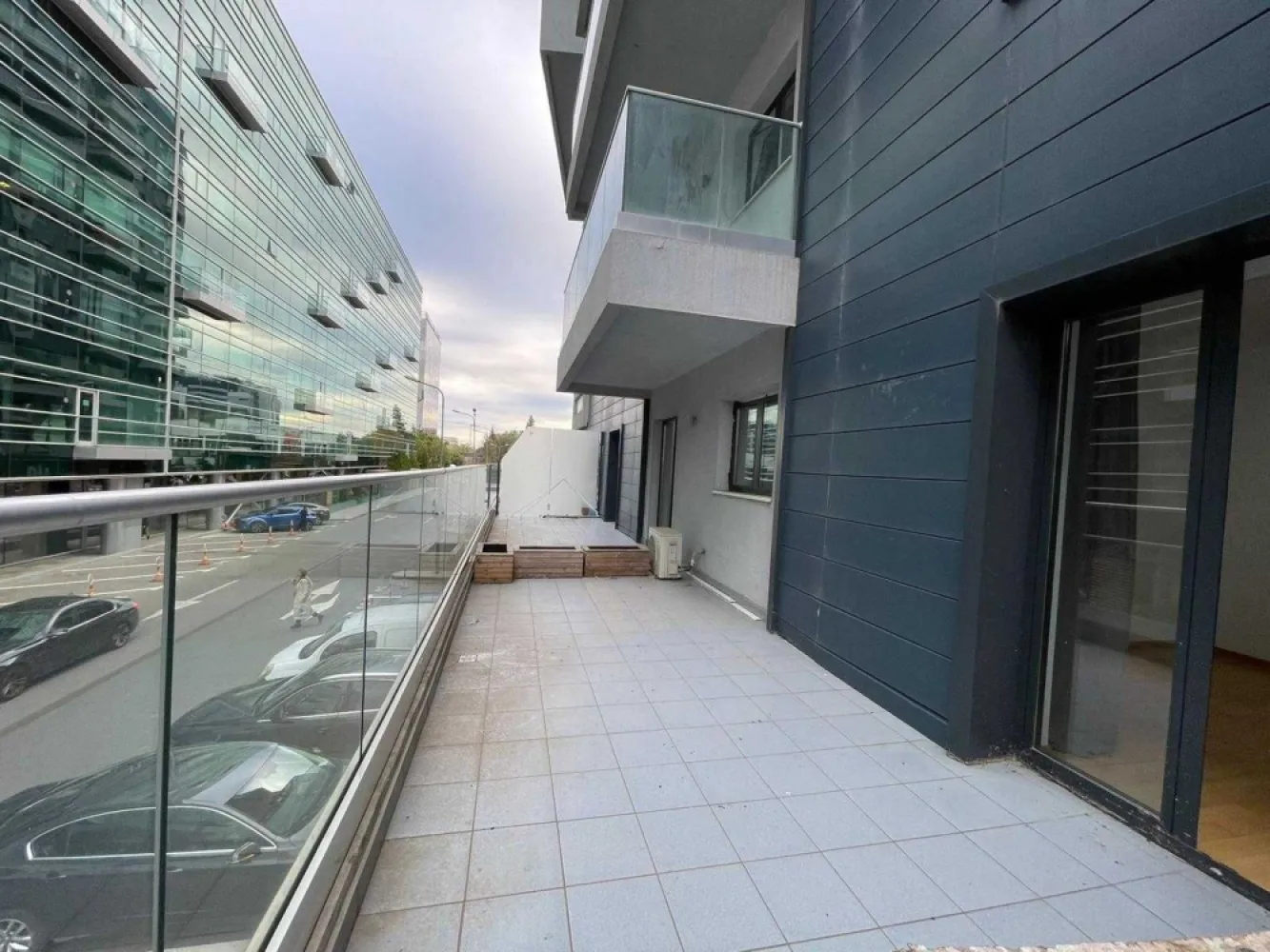 Oportunitate: Pipera Upground- 3 camere - Salut! Daca citesti acest anunt este foarte posibil sa fi gasit ceea ce cauti: un apartament spatios (119 mp), intr-un complex modern din Pipera (Upground) in care se pune mult acces pe siguranta, cu acces rapid la mijloace de transport în comun (statia de metrou Pipera e la 5 minute de mers pe jos daca nu te grabesti), cu sala de sport (WorldClass cu piscina interioara si spa) , MegaImage, gradinita, restaurante, cafenele, farmacie, curatatorie si nelipsitele sucursale bancare la iesirea din scara blocului. Pentru miscare si aer liber lacul Floreasca si lacul Tei sunt tot la cateva minute de mers pe jos. De nevoie sau cu chef poti ajunge la Mall Promenda in 20 de minute, tot pe jos. Cum pozele sunt mai relevante decat cuvintele, compatimentare, dotarile si calitatea ar trebuie sa reiasa de acolo. Suna interesant? Eu cred ca da! La fel cum cred ca pretul oferit este cel putin atractiv (se poate compara usor cu alte oferte). Asa ca astept sa ma contactezi pentru a-l vedea sau daca mi-au scapat detalii de care ai nevoie! Inca ceva: nu colaborez cu agentii iar prețul este fix. Asa ca astept sa ma contactezi pentru a-l vedea sau daca mi-au scapat detalii de care ai nevoie. Daca dorești, este disponibil si un loc de parcare in garajul subteran, la un prețul de 18.000 euro Multumesc!