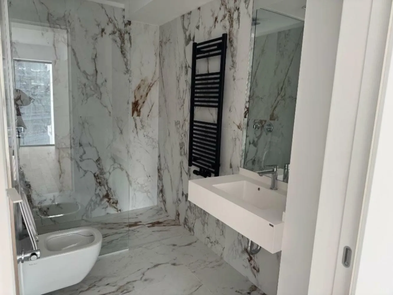 Apartamente cu 3 camere de vânzare în One Lake Club - direct proprietar