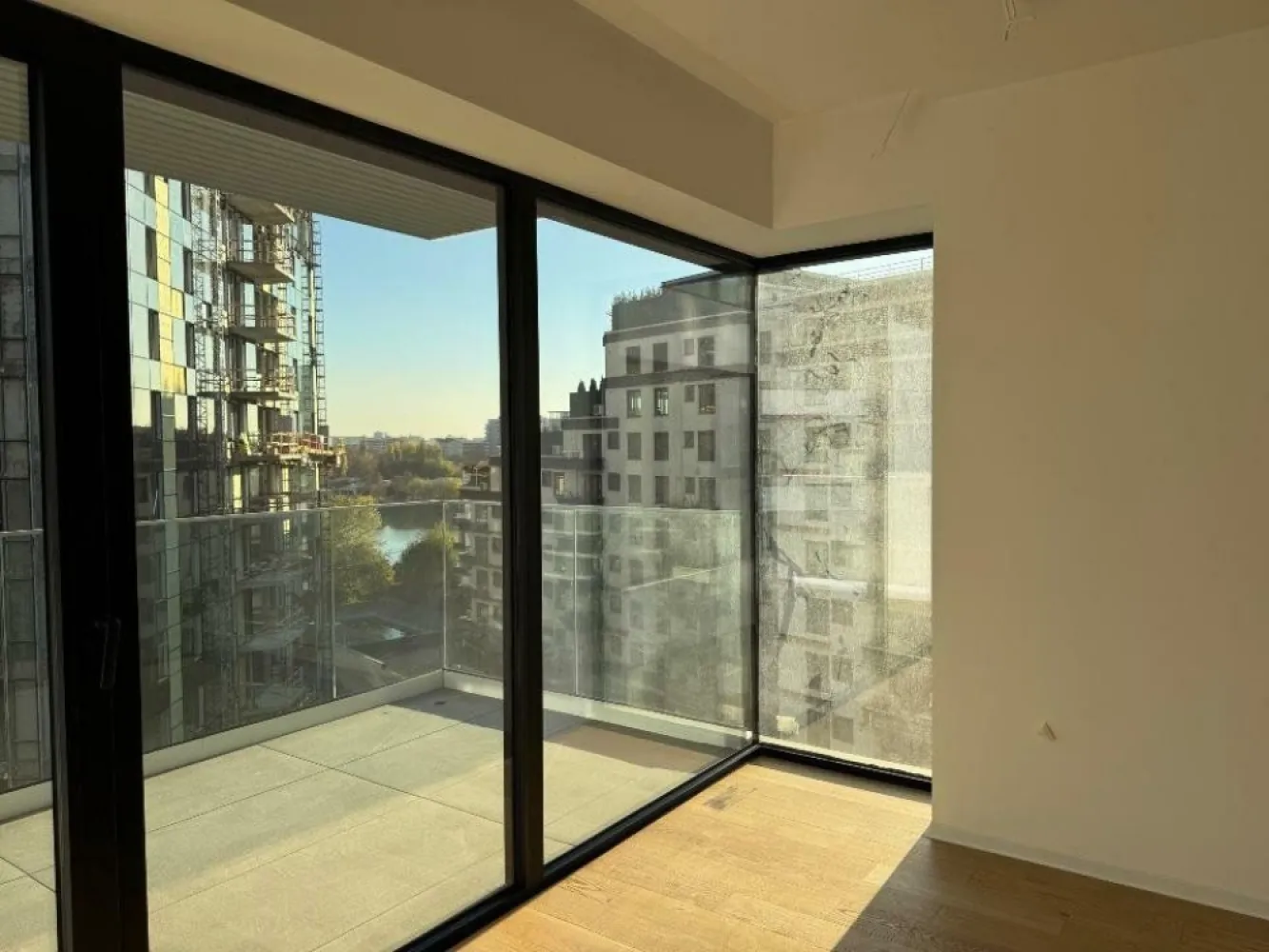 Apartamente cu 3 camere de vânzare în One Lake Club - direct proprietar