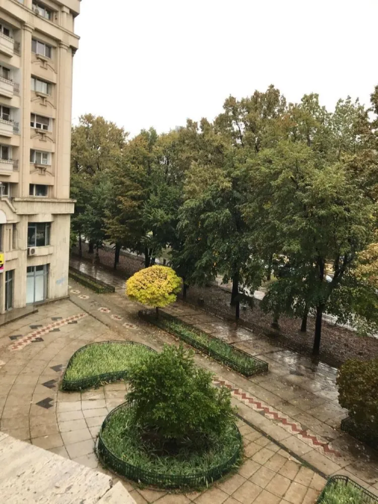 Vand aparatament 3 camere decomandat bdul Unirii, fantani - Vand apartament 3 camere Bulevardul Unirii la fantani intr o zona deosebita la jumatatea distantei dintre Casa Poporului si Piata Unirii Toate camerele au vedere la Bulevardul Unirii 3 balcoane Decomandat Etajul 1 Suprafata utila 75m2 Suprafata totala 81.3m2 Pret 330.000 euro