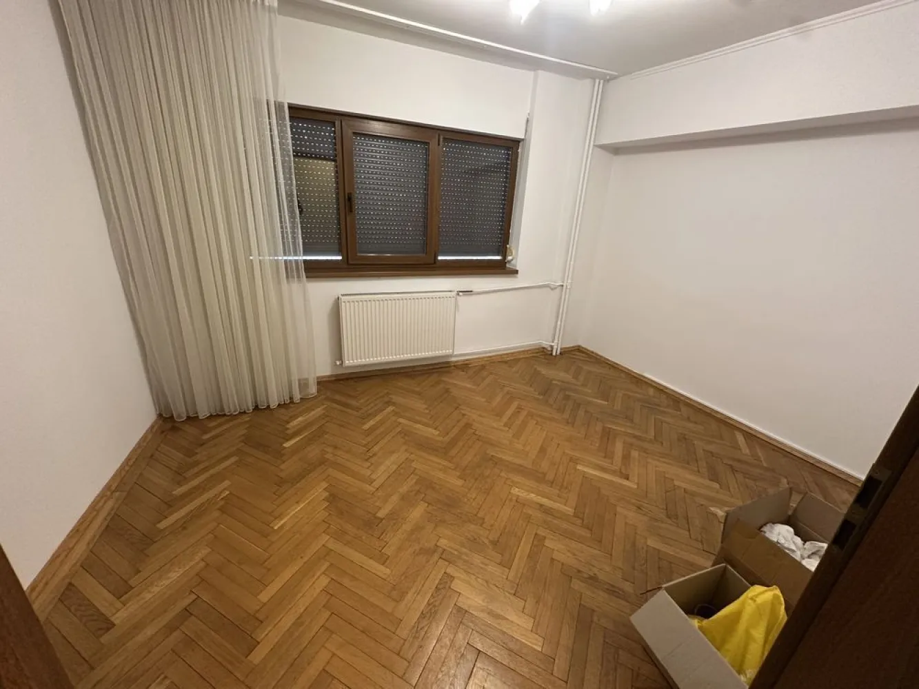 Vand aparatament 3 camere decomandat bdul Unirii, fantani - Vand apartament 3 camere Bulevardul Unirii la fantani intr o zona deosebita la jumatatea distantei dintre Casa Poporului si Piata Unirii Toate camerele au vedere la Bulevardul Unirii 3 balcoane Decomandat Etajul 1 Suprafata utila 75m2 Suprafata totala 81.3m2 Pret 330.000 euro
