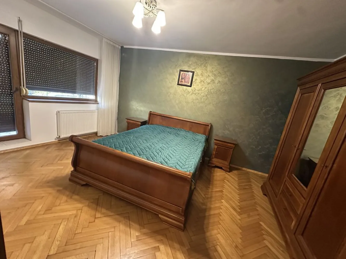 Vand aparatament 3 camere decomandat bdul Unirii, fantani - Vand apartament 3 camere Bulevardul Unirii la fantani intr o zona deosebita la jumatatea distantei dintre Casa Poporului si Piata Unirii Toate camerele au vedere la Bulevardul Unirii 3 balcoane Decomandat Etajul 1 Suprafata utila 75m2 Suprafata totala 81.3m2 Pret 330.000 euro