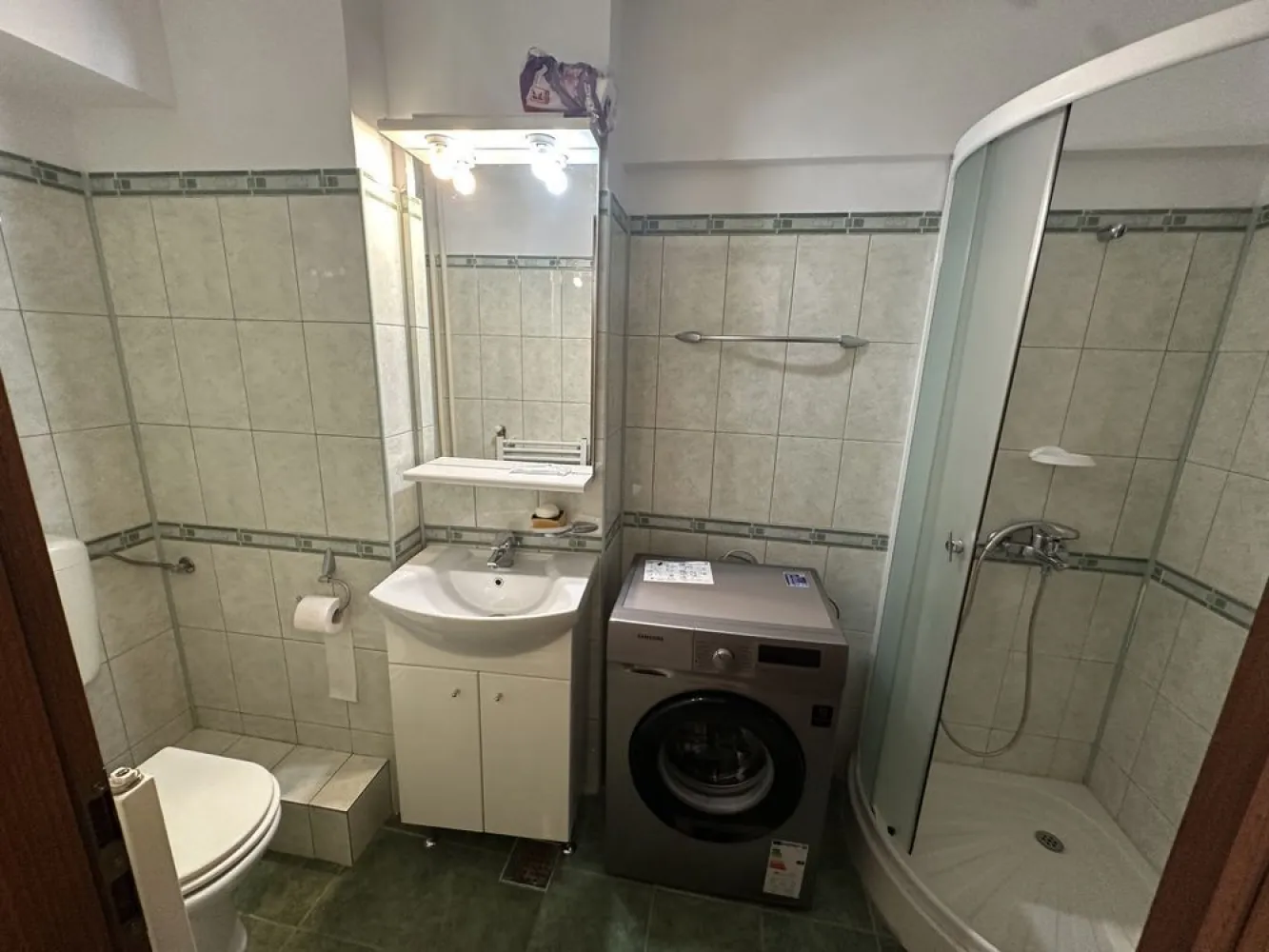 Vand aparatament 3 camere decomandat bdul Unirii, fantani - Vand apartament 3 camere Bulevardul Unirii la fantani intr o zona deosebita la jumatatea distantei dintre Casa Poporului si Piata Unirii Toate camerele au vedere la Bulevardul Unirii 3 balcoane Decomandat Etajul 1 Suprafata utila 75m2 Suprafata totala 81.3m2 Pret 330.000 euro