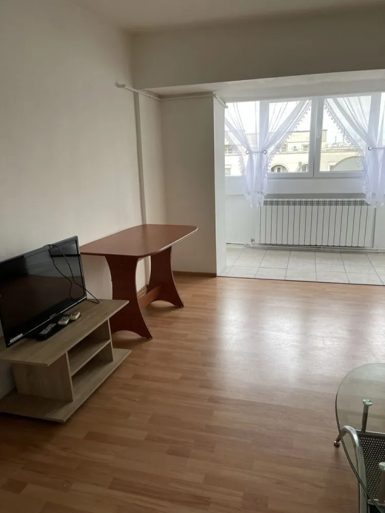 Vand 3camere mare stradal din Blvdul Decebal Bucuresti - 3 camere foarte spațios 95m util,de vânzare pe bulevardul Decebal nr.5 ,posibil cu terasa ,ultimul etaj 8/8, decomandat cu două băi,4 balcoane,toate camerele sunt cu vedere stradală,modificat,termopan și instalație sunt renovate,fără centrală,va rog cu seriozitatea. V-aștept cu vizionarea.Actele curate și la zi fără nici o ipotecare! Transfer imediat