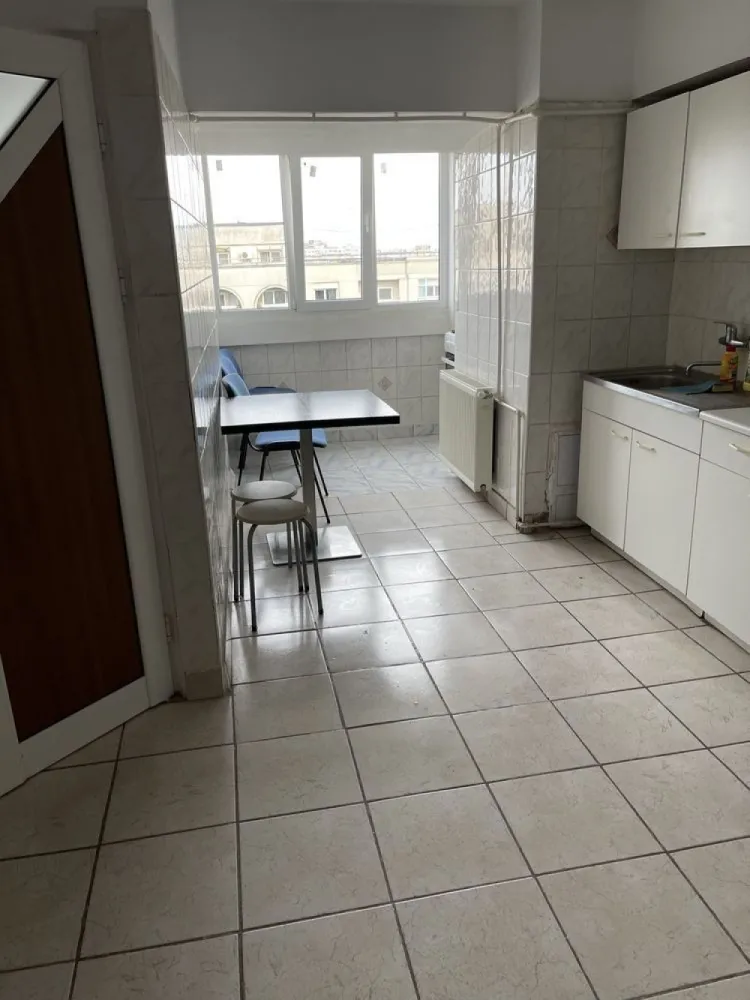 Vand 3camere mare stradal din Blvdul Decebal Bucuresti - 3 camere foarte spațios 95m util,de vânzare pe bulevardul Decebal nr.5 ,posibil cu terasa ,ultimul etaj 8/8, decomandat cu două băi,4 balcoane,toate camerele sunt cu vedere stradală,modificat,termopan și instalație sunt renovate,fără centrală,va rog cu seriozitatea. V-aștept cu vizionarea.Actele curate și la zi fără nici o ipotecare! Transfer imediat
