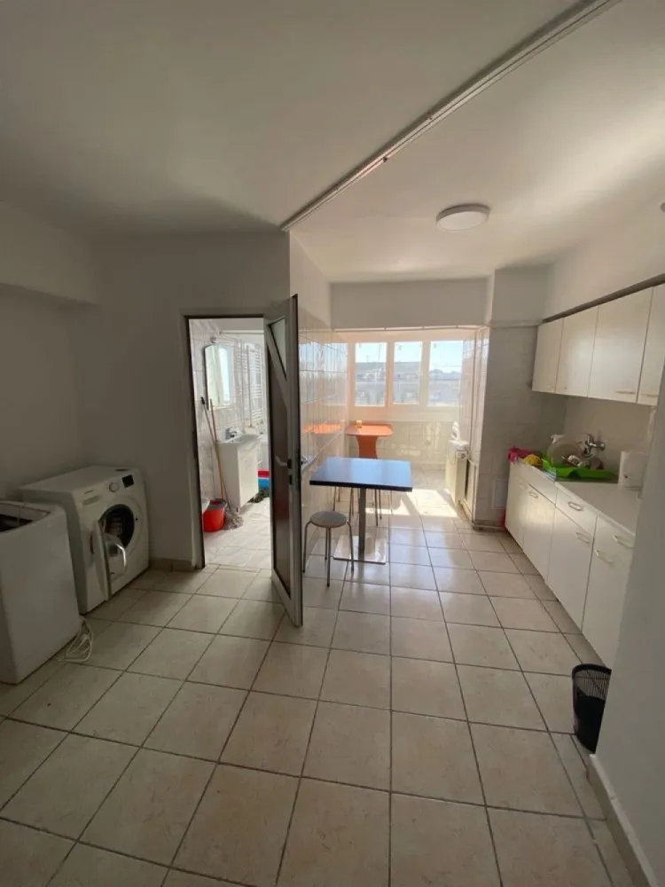 Vand 3camere mare stradal din Blvdul Decebal Bucuresti