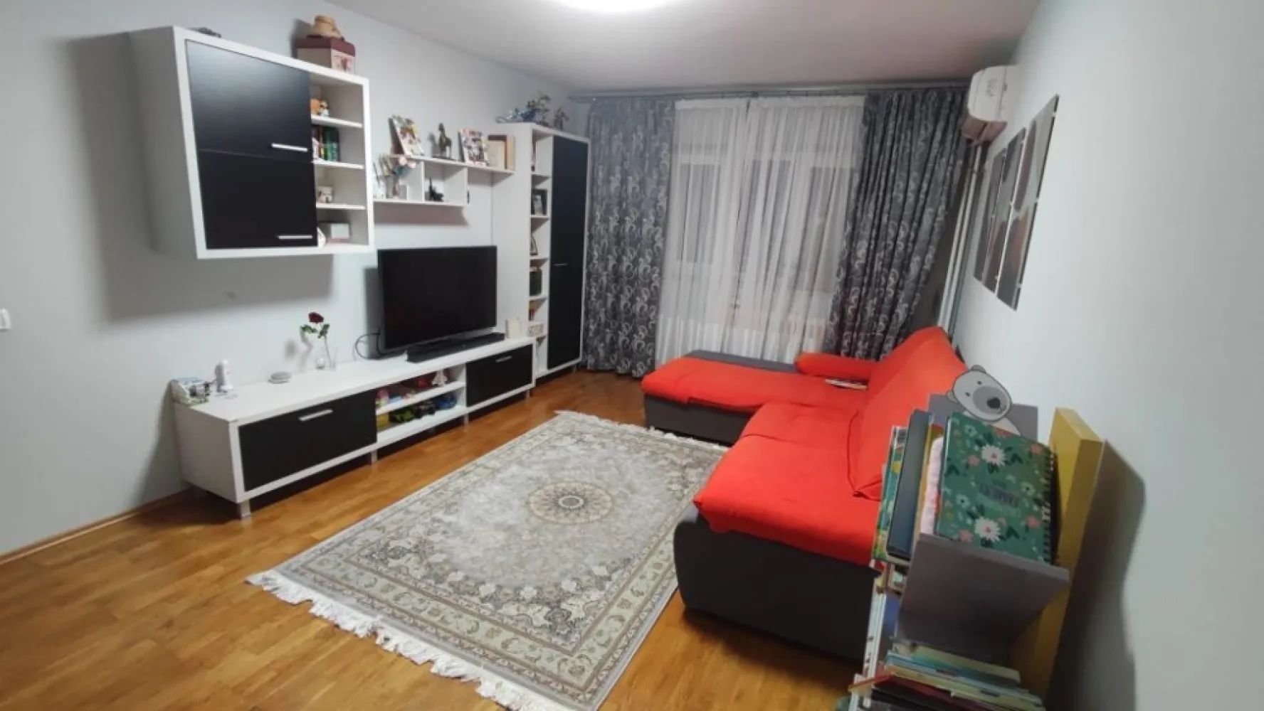 Apartament 3 camere Baneasa renovat mobilat 2 locuri parcare - Vand apartament decomandat cu 3 camere in Baneasa , pe Strada Baneasa, la 1 minut de mers pe jos de scoala 7 si gradinita 122, 3 minute de parc, langa Aeroport Baneasa si viitoarea statie de metrou. Pozitie excelenta, etaj 1 , orientat spre sud, copaci care asigura si umbra, nu este la bulevard, are 2 bai, balcon generos pentru depozitare si pentru a usca rufe. Spatii suficiente de depozitare. 2 locuri de parcare !! Renovat complet in urma cu aproximativ 5 ani - instalatii sanitare, electrice, inlocuit gresie, faianta, parchet, mobila noua . Dispune de 2 aparate de aer conditionat, dintre care 1 pe hol , geamuri termopan tripan. Se vinde mobilat si utilat, gata de mutat in el. Totul este functional! Blocul a fost reabilitat termic in urma cu 2 ani, constructia fiind din anul 1982. Oportunitate uriasa, genul acesta de apartament nu apare in fiecare zi la vanzare! Daca este telefonul inchis, lasati sms si va contactez eu. Pentru agentii- nu platim comision.
