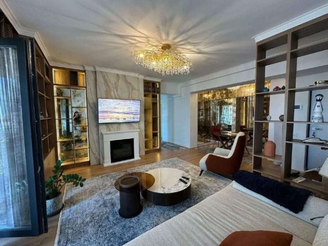 Apartamentul 3 camere, Baneasa, Sisesti, parc cu iesire lac - Apartament rafinat cu 3 camere şi vedere panoramică la Lacul Griviţa, într-un complex rezidenţial exclusivist Vă propunem spre achiziţie un apartament deosebit, de 3 camere, ce impresionează prin eleganţa şi generozitatea spaţiului, situat într-un complex rezidenţial de lux, cu acces privat la Lacul Griviţa. Acesta beneficiază de o suprafaţă totală de 113 mp (80,7 mp utili), oferind o locuinţă luminată natural, perfect configurată pentru a satisface cele mai înalte standarde de confort. Caracteristici remarcabile: â€˘ Vedere spectaculoasă către lac: Fiecare cameră oferă panorame uimitoare asupra Lacului Griviţa, amplificând senzaţia de linişte şi relaxare. â€˘ Complex rezidenţial privat cu facilităţi premium: Parcul privat, pontonul, baldachinele şi balansoarele, alături de locul de joacă pentru copii, asigură un stil de viaţă exclusivist şi relaxant într-un cadru natural. â€˘ Terasa elegantă, de 11,4 mp, prevăzută cu sistem de încălzire în pardoseală şi posibilitatea de a fi închisă cu sticlă tip ghilotină, creând un spaţiu versatil ce poate fi utilizat pe tot parcursul anului. â€˘ Spaţii interioare generoase şi bine structurate, oferind o ambianţă deschisă şi aerisită. â€˘ Bucătărie închisă şi complet echipată, perfect integrată în conceptul de locuinţă modernă. â€˘ Două băi contemporane, dotate cu finisaje de calitate superioară, ce completează armonios designul sofisticat al locuinţei. Apartamentul se vinde complet mobilat şi utilat cu piese de mobilier şi electrocasnice de înaltă calitate, exact aşa cum se prezintă în imagini (fără obiectele şi decoraţiunile personale). Preţ: 285.000 euro + TVA Această proprietate reprezintă o oportunitate unică de a vă bucura de un stil de viaţă exclusivist, într-o locaţie de prestigiu, cu toate facilităţile necesare pentru un confort absolut.