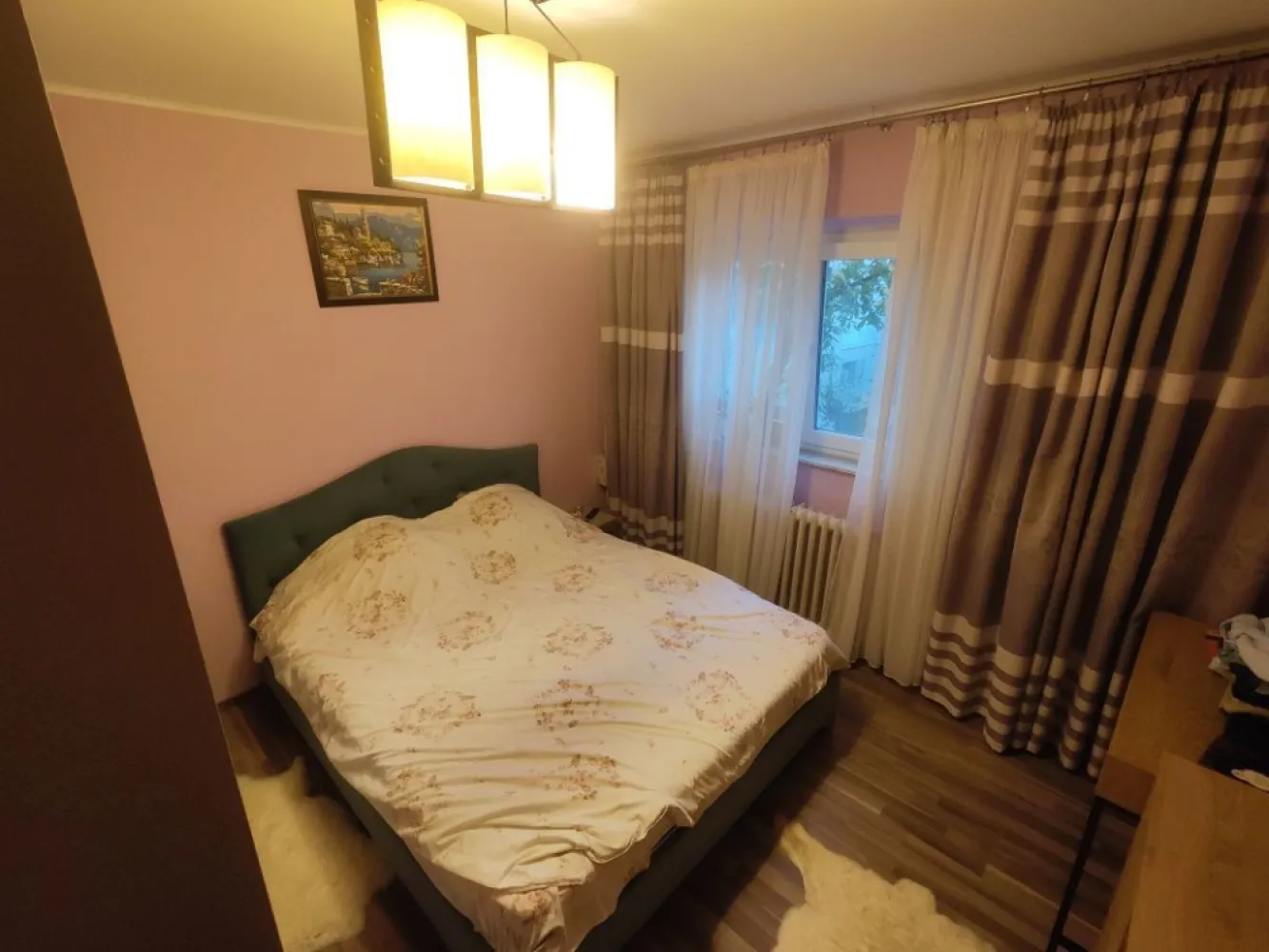 Apartament 3 camere Baneasa renovat mobilat 2 locuri parcare - Vand apartament decomandat cu 3 camere in Baneasa , pe Strada Baneasa, la 1 minut de mers pe jos de scoala 7 si gradinita 122, 3 minute de parc, langa Aeroport Baneasa si viitoarea statie de metrou. Pozitie excelenta, etaj 1 , orientat spre sud, copaci care asigura si umbra, nu este la bulevard, are 2 bai, balcon generos pentru depozitare si pentru a usca rufe. Spatii suficiente de depozitare. 2 locuri de parcare !! Renovat complet in urma cu aproximativ 5 ani - instalatii sanitare, electrice, inlocuit gresie, faianta, parchet, mobila noua . Dispune de 2 aparate de aer conditionat, dintre care 1 pe hol , geamuri termopan tripan. Se vinde mobilat si utilat, gata de mutat in el. Totul este functional! Blocul a fost reabilitat termic in urma cu 2 ani, constructia fiind din anul 1982. Oportunitate uriasa, genul acesta de apartament nu apare in fiecare zi la vanzare! Daca este telefonul inchis, lasati sms si va contactez eu. Pentru agentii- nu platim comision.