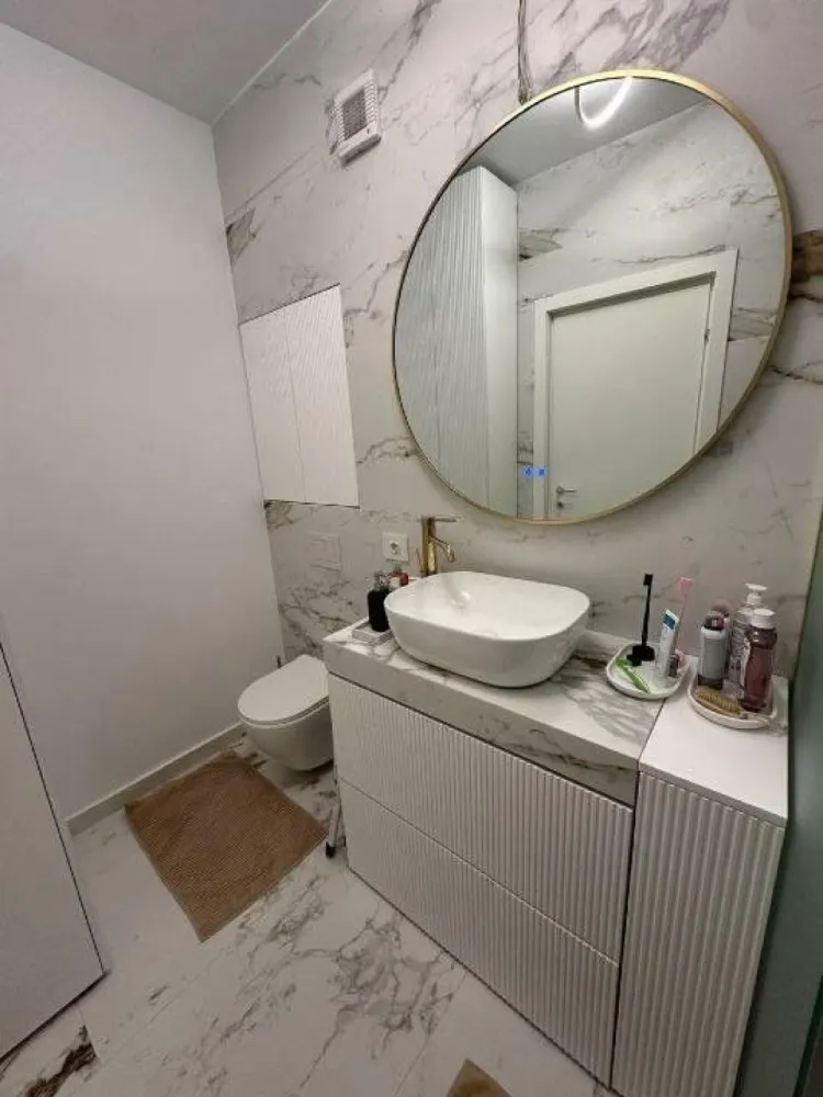 Apartamentul 3 camere, Baneasa, Sisesti, parc cu iesire lac - Apartament rafinat cu 3 camere şi vedere panoramică la Lacul Griviţa, într-un complex rezidenţial exclusivist Vă propunem spre achiziţie un apartament deosebit, de 3 camere, ce impresionează prin eleganţa şi generozitatea spaţiului, situat într-un complex rezidenţial de lux, cu acces privat la Lacul Griviţa. Acesta beneficiază de o suprafaţă totală de 113 mp (80,7 mp utili), oferind o locuinţă luminată natural, perfect configurată pentru a satisface cele mai înalte standarde de confort. Caracteristici remarcabile: â€˘ Vedere spectaculoasă către lac: Fiecare cameră oferă panorame uimitoare asupra Lacului Griviţa, amplificând senzaţia de linişte şi relaxare. â€˘ Complex rezidenţial privat cu facilităţi premium: Parcul privat, pontonul, baldachinele şi balansoarele, alături de locul de joacă pentru copii, asigură un stil de viaţă exclusivist şi relaxant într-un cadru natural. â€˘ Terasa elegantă, de 11,4 mp, prevăzută cu sistem de încălzire în pardoseală şi posibilitatea de a fi închisă cu sticlă tip ghilotină, creând un spaţiu versatil ce poate fi utilizat pe tot parcursul anului. â€˘ Spaţii interioare generoase şi bine structurate, oferind o ambianţă deschisă şi aerisită. â€˘ Bucătărie închisă şi complet echipată, perfect integrată în conceptul de locuinţă modernă. â€˘ Două băi contemporane, dotate cu finisaje de calitate superioară, ce completează armonios designul sofisticat al locuinţei. Apartamentul se vinde complet mobilat şi utilat cu piese de mobilier şi electrocasnice de înaltă calitate, exact aşa cum se prezintă în imagini (fără obiectele şi decoraţiunile personale). Preţ: 285.000 euro + TVA Această proprietate reprezintă o oportunitate unică de a vă bucura de un stil de viaţă exclusivist, într-o locaţie de prestigiu, cu toate facilităţile necesare pentru un confort absolut.