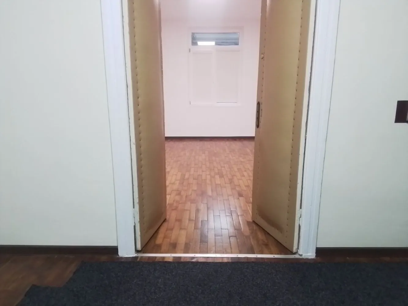 Piata Alba Iulia adiacent - ocazie, reducere, acum poti cumpara 40 mp la curte (garsoniera) cu mai putini bani decat costa o masina. Tu ce alegi? Pentru mai multe informatii sunati proprietar. Disc.