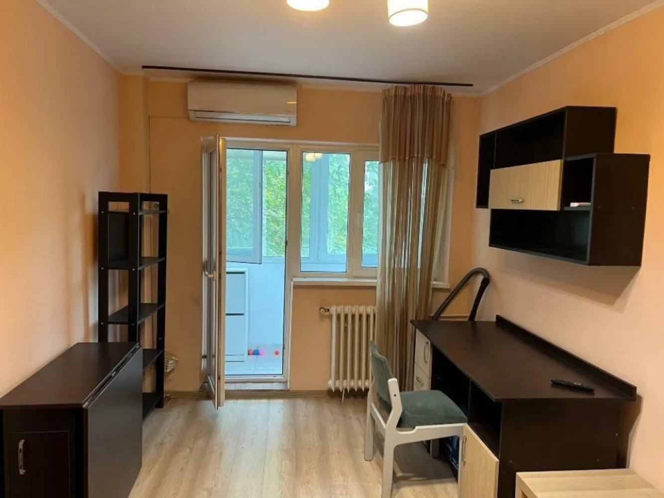 Garsonieră lângă parc - Garsonieră cf 1, 33 mp utili, decomandată, balcon închis termopan, mobilată, aer condiţionat, uşă metalică, etaj 2 , lângă parc şi metrou, bloc mixt apartamente.