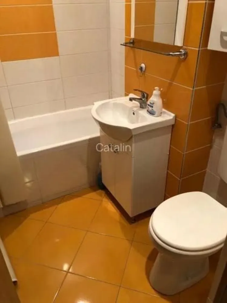 PROPRIETAR! Vand garsoniera mobilata - Tineretului -7 minute de metrou - PROPRIETAR, vand garsoniera complet mobilata Tineretului, la 7 minute de metrou. Garsoniera se vinde complet mobilata si utilata, este situata pe strada Piscului, etaj 9 din 10, plus un etaj tehnic Dotari: - Aer - Masina spalat rufe - Combina frigorifica - Hota - Cuptor Electric - Plita incorporabila - Cuptor cu microunde - Aspirator - Fier de calcat - Canapea extensibila - Dressing - Comoda si mobilier ptr TV; - Smart TV Imprejurimi: - Parcul Tineretului - 2 min - METROU Tineretului - 7 min - METROU Timpuri Noi - 7 min - PROFI - 5 min - Mega Image - 2 min - Farmacie NON-STOP - 5 min - Piata Norilor - 5 min - Magazinul Unirii - 15 min - Vitan Mall - 15 min - Facultatile: Facultatea de Drept Nicolae Titulescu, Universitatea Titu Maiorescu, Universitatea Crestina Dimitrie Cantemir - 4 minute Restaurante, farmacii, cafenele , banci, etc... Nu platesc comision agentilor imobiliari!