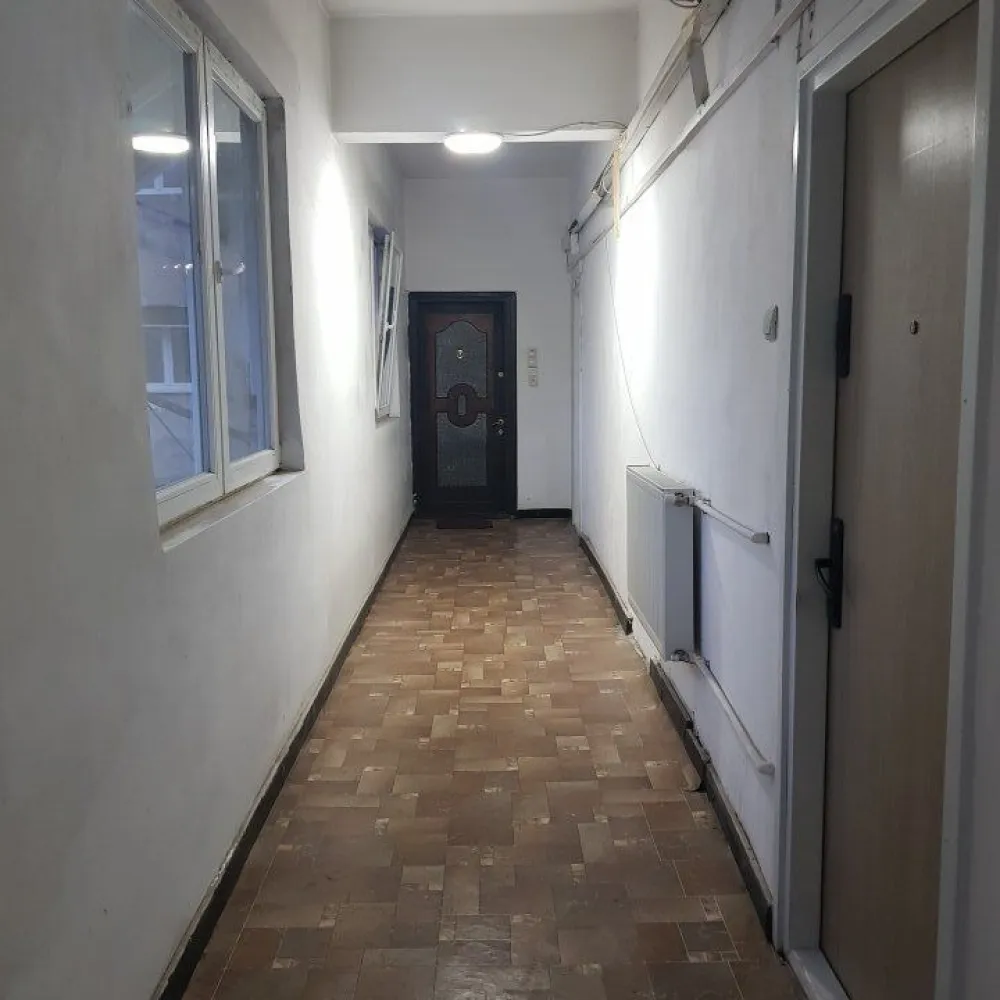 Vanzare garsoniera zona ultracentrala - O garsoniera mobilata modern, renovata recent, gresie pe jos, faianta in bucatarie si baie, baia dotata cu cabina de dus, aer conditionat, geamuri termopan, imobil intretinut bine, servicii de curatenie, servicii de lift + interfon, incalzire centrala bloc proprie -moderna, apa calda si caldura. Se poate vinde si cu mobila, mobila moderna, noua, iar bucataria este o camera separata fata de camera de zi-garsoniera, dotata cu apa rece-calda, moderna, curata. Imobilul este eligibil pe Proiect din fonduri nerambursabile pentru consolidare, urmare incadrarii in risc seismic I, expertiza/2023, avand in vedere ca anul constructiei este vechi. Dupa consolidare va fi incadrat in clasa de risc seismic 3, actualmente suntem in faza de proiectare, dupa consolidare se va dubla pretul, totul va fi NOU si CONTORIZAT INDIVIDUAL, deci este o oferta excelenta de a achizitiona aceasta garsoniera la acest moment, cu pretul descris, mai tarziu nu se stie...ganditi-va, totul depinde de planul fiecaruia pe termen lung sau scurt,. Va salut dragi potentiali cumparatori.