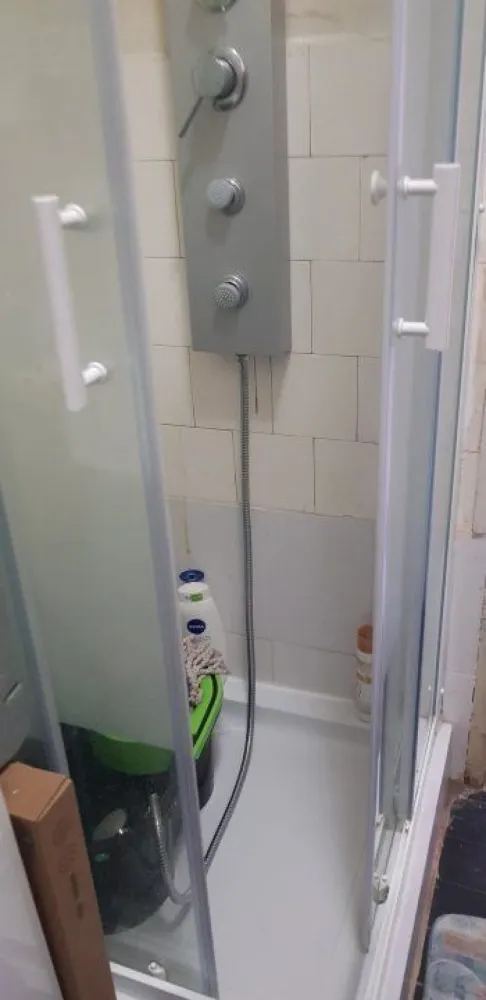 Vanzare garsoniera zona ultracentrala - O garsoniera mobilata modern, renovata recent, gresie pe jos, faianta in bucatarie si baie, baia dotata cu cabina de dus, aer conditionat, geamuri termopan, imobil intretinut bine, servicii de curatenie, servicii de lift + interfon, incalzire centrala bloc proprie -moderna, apa calda si caldura. Se poate vinde si cu mobila, mobila moderna, noua, iar bucataria este o camera separata fata de camera de zi-garsoniera, dotata cu apa rece-calda, moderna, curata. Imobilul este eligibil pe Proiect din fonduri nerambursabile pentru consolidare, urmare incadrarii in risc seismic I, expertiza/2023, avand in vedere ca anul constructiei este vechi. Dupa consolidare va fi incadrat in clasa de risc seismic 3, actualmente suntem in faza de proiectare, dupa consolidare se va dubla pretul, totul va fi NOU si CONTORIZAT INDIVIDUAL, deci este o oferta excelenta de a achizitiona aceasta garsoniera la acest moment, cu pretul descris, mai tarziu nu se stie...ganditi-va, totul depinde de planul fiecaruia pe termen lung sau scurt,. Va salut dragi potentiali cumparatori.