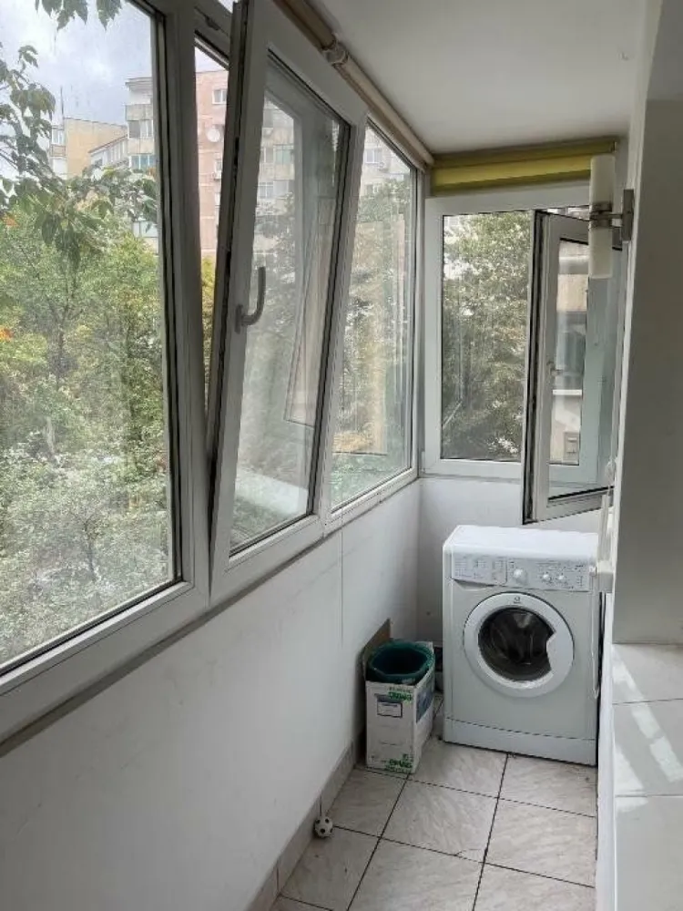 Garsonieră lângă parc - Garsonieră cf 1, 33 mp utili, decomandată, balcon închis termopan, mobilată, aer condiţionat, uşă metalică, etaj 2 , lângă parc şi metrou, bloc mixt apartamente.