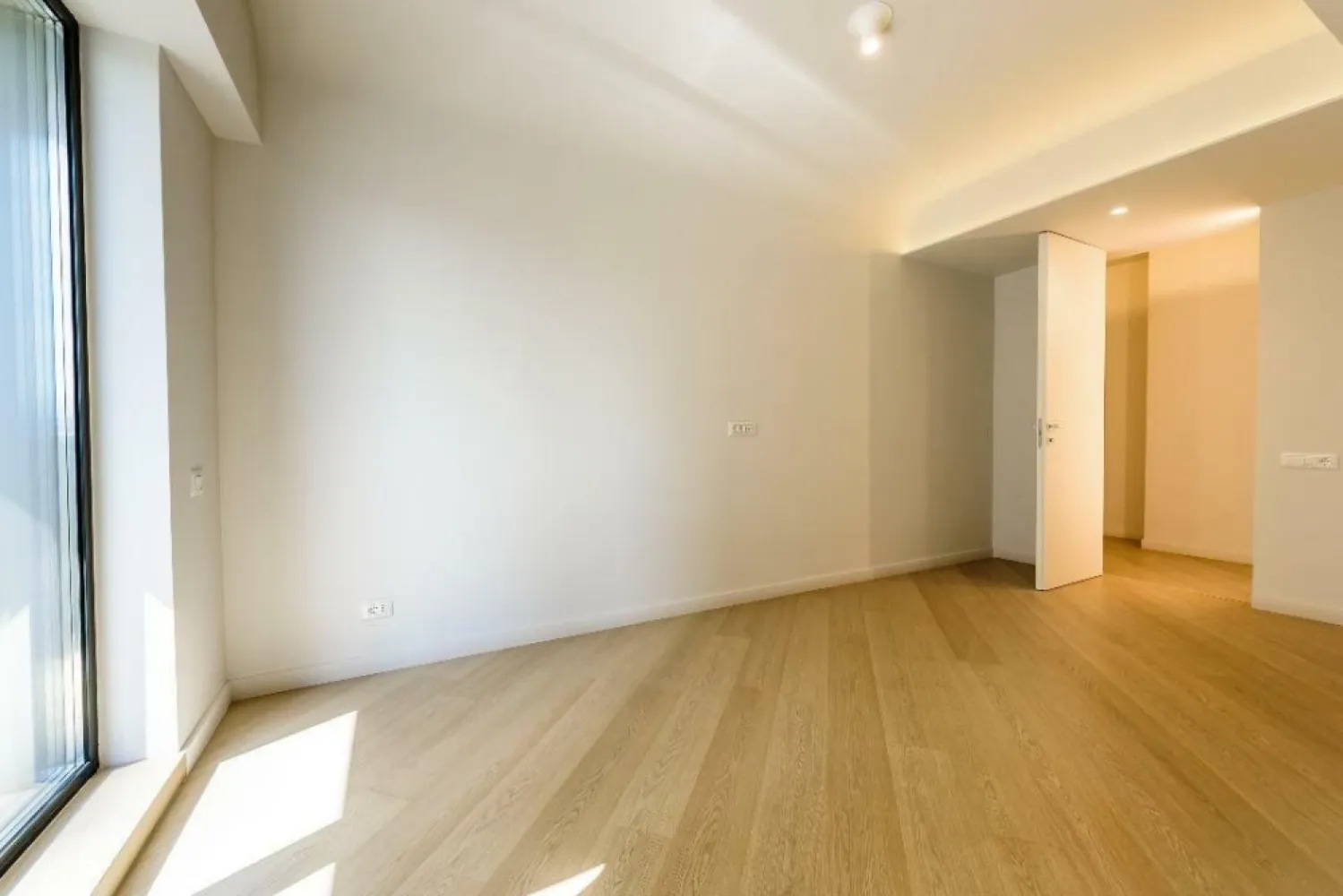 REDUCERE BLACK FRIDAY | CORTINA NORTH | Vedere Libera | Balcon de 10 mp | LUX - !!!!! REDUCERE BLACK FRIDAY !!!!! COMISION 0 !!!!! Ofer spre vanzare un apartament situat intr-un complex rezidential exclusivist din zona Aviatiei-Pipera si anume CORTINA NORTH. Cu o amplasare de exceptie in Nordul capitalei, acest ansamblu este unul grandios, cu caracteristici unice imbinate pentru un stil de viata complet, confortabil si activ! Apartamentul are o suprafata construita de 96,45 mp si suprafata utila totala de 76.72 mp, are vederea libera spre Vest, fiind compus din living cu bucatarie open space, dormitor matrimonial cu baie proprie, dormitor secundar, baie de serviciu, hol si balcon. Apartamentul se ofera spre vanzare nemobilat. Finisajele sunt cele din pozele din anunt. Predarea apartamentului se poate face imediat. Forma de transfer este cesiunea de contract. Ansamblul Cortina North completeaza stilul de viata activ, sanatos si securizat cu o gama variata de facilitati: centru fitness, bazin de inot, peste 1,5 km pista de alergare, calitatea aerului data de peste 10,000 mp de spatii verzi, galerii comerciale dedicate, parcari private subterane si supraterane si acces controlat. FINISAJE: - Fatada ventilata; - Tamplarie PVC Schuco cu geam tripan termoizolant; - Ceramica Porcelanosa; - Obiecte sanitare Daniel Rubinetterie; - Parchet calitate superioara; - Usi de intrare securizate Pinum; - Usi interioare Filomuro. DOTARI: - Centrala termica Ariston individuala cu gaz; - Aer conditionat tip multisplit â€“ Daikin; - Videointerfon; - Utilitati â€žready to useâ€ (racorduri individuale la gaze, curent electric, apa curenta); - Aparatura electrica si cablaje pregatite pentru conexiunea TV si internet; - Ascensoare â€“ Cate doua pe fiecare tronson.