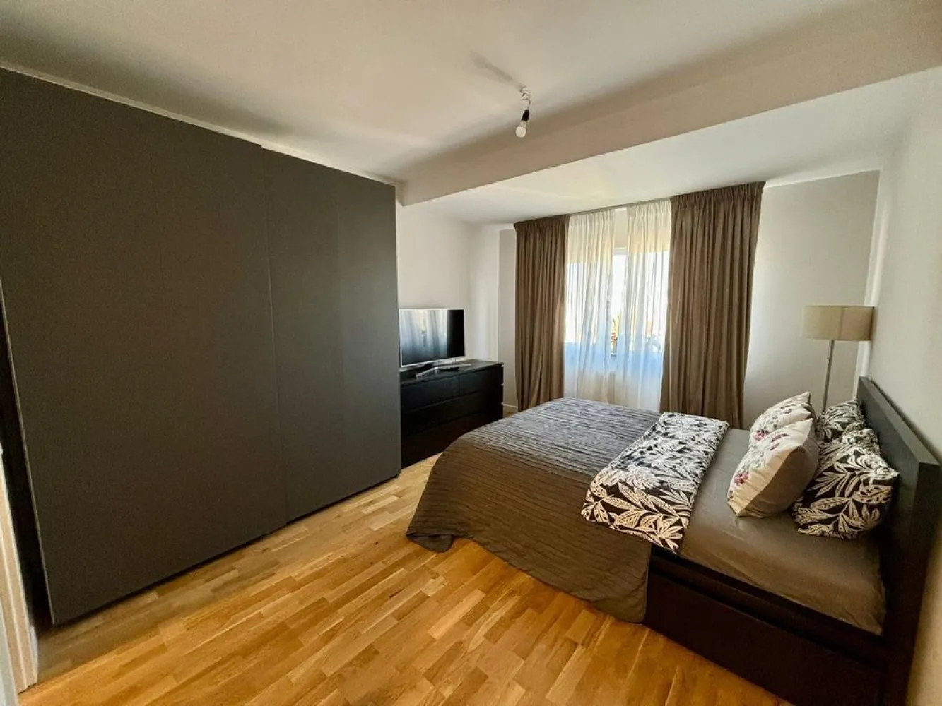 Apartament 3 camere complex Ten Blocks - Comunitatea dintr-un imobil au devenit adevarate necesitati si Prioritati de luat in calcul in cautarea unei locuinte. Daca sunteti in cautarea unui apartament Luminos, Modern si Foarte bine Intretinut, aproape de oras, atunci aceasta proprietate vi se potriveste. Va prezentam spre Vanzare un Apartament de 3 Camere, Decomandat, situat la etajul 7 din 8, intr-un Bloc Nou constructie 2010, din zona Militari-PACII, in Ansamblul Rezidential TEN BLOCKS ce poate deveni proprietatea dvs. Acesta are o SUPRAFATA Totala de 82 mp, cu un Living de 22mp, 1 dormitor de 13.5mp, 1 dormitor de 14.7mp fiind completat de 1 hol acces cu o suprafata de 11.5mp, 1 Baie in suprafata de 5mp si o baie 2,15 si o Bucatarie INCHISA de aproape 7mp, la care se mai adauga 1 Terasa/ Balcon in suprafață de 7 Imobilul este orientat spre EST, luminos si ideal pentru cine iubeste linistea de acasa. Apartamentul a fost PERSONALIZAT dupa propriile gusturi si se Vinde MOBILAT si UTILAT. Printre DOTARI si FACILITATI mentionam: • Bucatarie: Utilata • Electrocasnice • 1 unitate AC - parchet din lemn triplustratificat - instalație electrica noua cu întrerupătoare Legrand - tâmplărie pvc Gealan Complexul este ideal pentru familiile care isi doresc cresterea copilului intr-o comunitate primitoare si sigura. Blocul are Propriul punct termic la subsol, fiind astfel ferit de problemele cu apa calda si caldura. Scara blocului este foarte curata si primitoare. Sunt 2 lifturi SCHINDLER, iar la fiecare etaj sunt doar 5 apartamente. Deasemenea fiecare Scara are adapost antiatomic. Complexul Ten Blocks este pazit 24h si este compus din 10 blocuri, cu spatii verzi si locuri de joaca, bariere telecomandate pentru acces auto si pietonal din Bd. Preciziei si Bd. Iuliu Maniu. In vecinatate sunt supermarketurile Mega Image, Profi, Kaufland, Carrefour expres sau LIDL , scoli si gradinite, sala fitness si restaurante. Statia de METROU PACII este la 5 minute de mers precum si statii de autobuz si tramvai in vecinatate ce permit transportul facil. Un apartament pregatit si echipat pentru orice tip de gusturi gata pentru a te muta. Cu acestea fiind spuse va asteptam la o vizionare pentru va convinge de avantajele proprietatii! Putem trimite mai multe poze in privat. 07******63