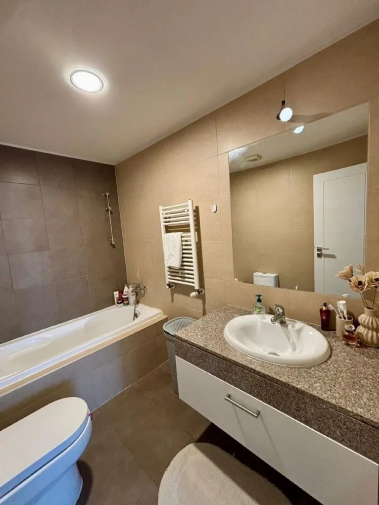 Apartament 3 camere complex Ten Blocks - Comunitatea dintr-un imobil au devenit adevarate necesitati si Prioritati de luat in calcul in cautarea unei locuinte. Daca sunteti in cautarea unui apartament Luminos, Modern si Foarte bine Intretinut, aproape de oras, atunci aceasta proprietate vi se potriveste. Va prezentam spre Vanzare un Apartament de 3 Camere, Decomandat, situat la etajul 7 din 8, intr-un Bloc Nou constructie 2010, din zona Militari-PACII, in Ansamblul Rezidential TEN BLOCKS ce poate deveni proprietatea dvs. Acesta are o SUPRAFATA Totala de 82 mp, cu un Living de 22mp, 1 dormitor de 13.5mp, 1 dormitor de 14.7mp fiind completat de 1 hol acces cu o suprafata de 11.5mp, 1 Baie in suprafata de 5mp si o baie 2,15 si o Bucatarie INCHISA de aproape 7mp, la care se mai adauga 1 Terasa/ Balcon in suprafață de 7 Imobilul este orientat spre EST, luminos si ideal pentru cine iubeste linistea de acasa. Apartamentul a fost PERSONALIZAT dupa propriile gusturi si se Vinde MOBILAT si UTILAT. Printre DOTARI si FACILITATI mentionam: • Bucatarie: Utilata • Electrocasnice • 1 unitate AC - parchet din lemn triplustratificat - instalație electrica noua cu întrerupătoare Legrand - tâmplărie pvc Gealan Complexul este ideal pentru familiile care isi doresc cresterea copilului intr-o comunitate primitoare si sigura. Blocul are Propriul punct termic la subsol, fiind astfel ferit de problemele cu apa calda si caldura. Scara blocului este foarte curata si primitoare. Sunt 2 lifturi SCHINDLER, iar la fiecare etaj sunt doar 5 apartamente. Deasemenea fiecare Scara are adapost antiatomic. Complexul Ten Blocks este pazit 24h si este compus din 10 blocuri, cu spatii verzi si locuri de joaca, bariere telecomandate pentru acces auto si pietonal din Bd. Preciziei si Bd. Iuliu Maniu. In vecinatate sunt supermarketurile Mega Image, Profi, Kaufland, Carrefour expres sau LIDL , scoli si gradinite, sala fitness si restaurante. Statia de METROU PACII este la 5 minute de mers precum si statii de autobuz si tramvai in vecinatate ce permit transportul facil. Un apartament pregatit si echipat pentru orice tip de gusturi gata pentru a te muta. Cu acestea fiind spuse va asteptam la o vizionare pentru va convinge de avantajele proprietatii! Putem trimite mai multe poze in privat. 07******63