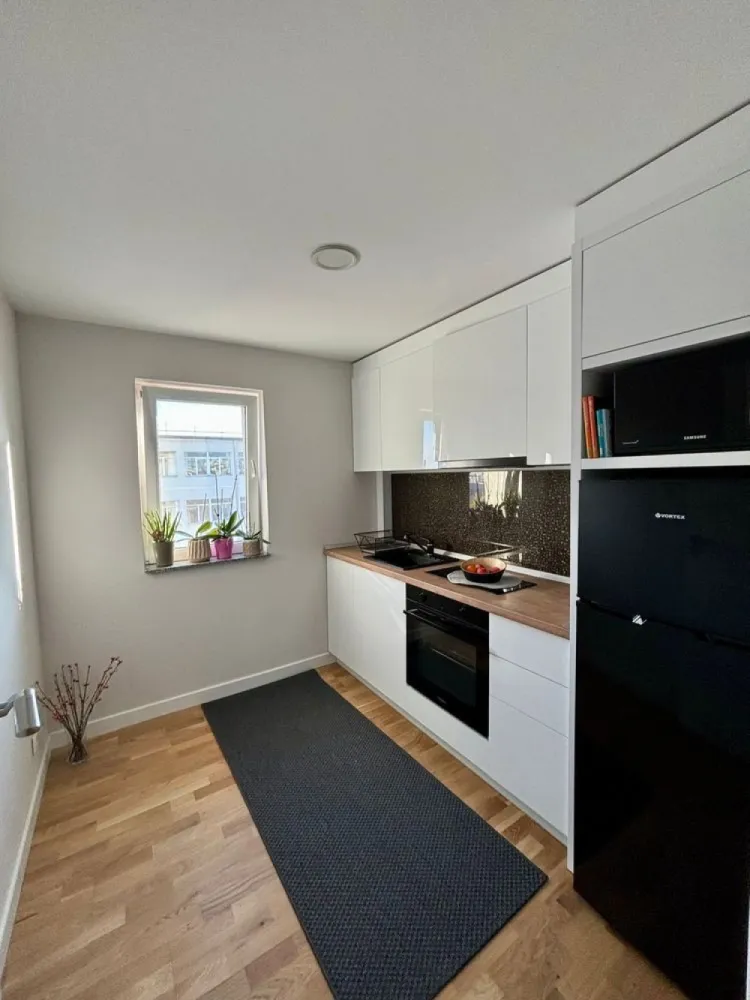 Apartament 3 camere complex Ten Blocks - Comunitatea dintr-un imobil au devenit adevarate necesitati si Prioritati de luat in calcul in cautarea unei locuinte. Daca sunteti in cautarea unui apartament Luminos, Modern si Foarte bine Intretinut, aproape de oras, atunci aceasta proprietate vi se potriveste. Va prezentam spre Vanzare un Apartament de 3 Camere, Decomandat, situat la etajul 7 din 8, intr-un Bloc Nou constructie 2010, din zona Militari-PACII, in Ansamblul Rezidential TEN BLOCKS ce poate deveni proprietatea dvs. Acesta are o SUPRAFATA Totala de 82 mp, cu un Living de 22mp, 1 dormitor de 13.5mp, 1 dormitor de 14.7mp fiind completat de 1 hol acces cu o suprafata de 11.5mp, 1 Baie in suprafata de 5mp si o baie 2,15 si o Bucatarie INCHISA de aproape 7mp, la care se mai adauga 1 Terasa/ Balcon in suprafață de 7 Imobilul este orientat spre EST, luminos si ideal pentru cine iubeste linistea de acasa. Apartamentul a fost PERSONALIZAT dupa propriile gusturi si se Vinde MOBILAT si UTILAT. Printre DOTARI si FACILITATI mentionam: • Bucatarie: Utilata • Electrocasnice • 1 unitate AC - parchet din lemn triplustratificat - instalație electrica noua cu întrerupătoare Legrand - tâmplărie pvc Gealan Complexul este ideal pentru familiile care isi doresc cresterea copilului intr-o comunitate primitoare si sigura. Blocul are Propriul punct termic la subsol, fiind astfel ferit de problemele cu apa calda si caldura. Scara blocului este foarte curata si primitoare. Sunt 2 lifturi SCHINDLER, iar la fiecare etaj sunt doar 5 apartamente. Deasemenea fiecare Scara are adapost antiatomic. Complexul Ten Blocks este pazit 24h si este compus din 10 blocuri, cu spatii verzi si locuri de joaca, bariere telecomandate pentru acces auto si pietonal din Bd. Preciziei si Bd. Iuliu Maniu. In vecinatate sunt supermarketurile Mega Image, Profi, Kaufland, Carrefour expres sau LIDL , scoli si gradinite, sala fitness si restaurante. Statia de METROU PACII este la 5 minute de mers precum si statii de autobuz si tramvai in vecinatate ce permit transportul facil. Un apartament pregatit si echipat pentru orice tip de gusturi gata pentru a te muta. Cu acestea fiind spuse va asteptam la o vizionare pentru va convinge de avantajele proprietatii! Putem trimite mai multe poze in privat. 07******63